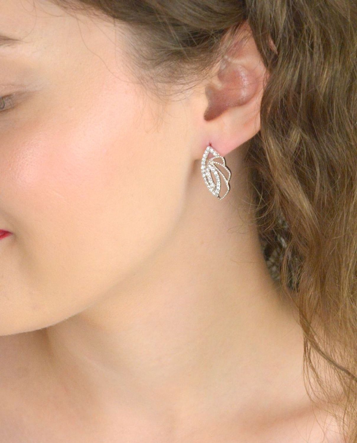Eleganckie kolczyki damskie srebrne 925 o geometrycznym kształcie, zdobione cyrkoniami. Stylowy design i zapięcie na sztyft – idealne na co dzień i na prezent.1.jpg