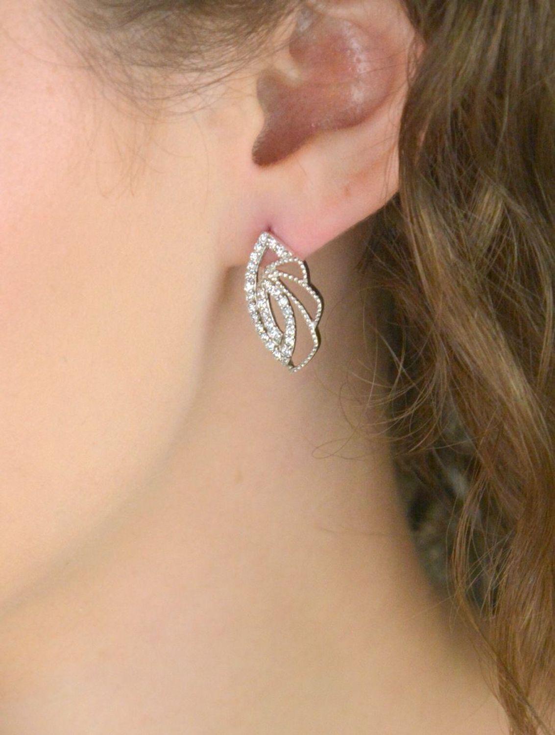 Eleganckie kolczyki damskie srebrne 925 o geometrycznym kształcie, zdobione cyrkoniami. Stylowy design i zapięcie na sztyft – idealne na co dzień i na prezent.1.jpg