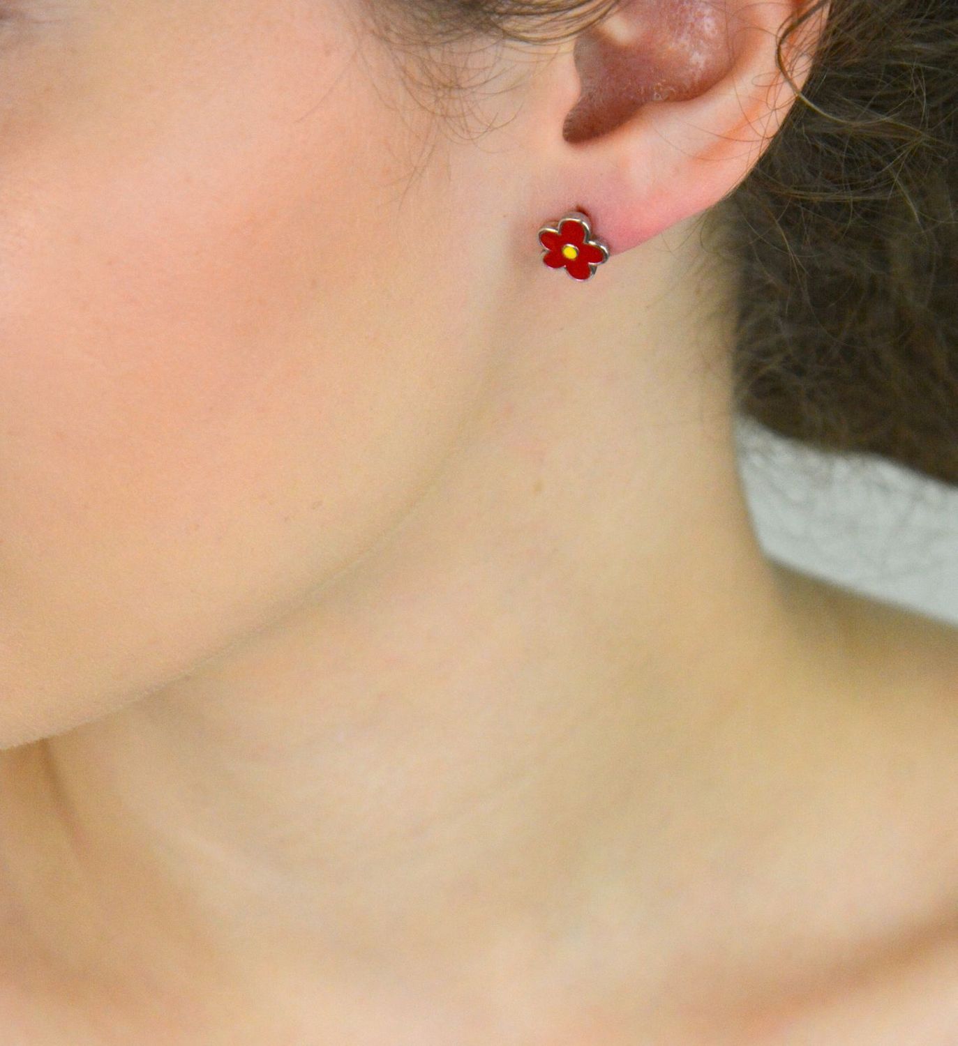 Srebrne kolczyki dziecięce kwiatki z czerwoną emalią – srebro 925.jpg