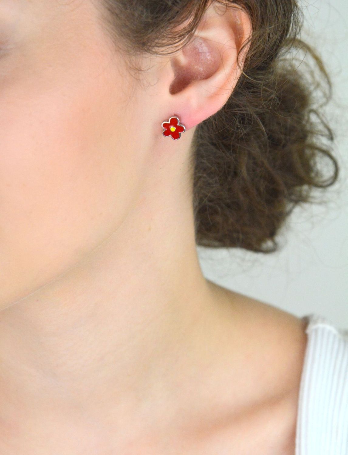 Srebrne kolczyki dziecięce kwiatki z czerwoną emalią – srebro 925.jpg