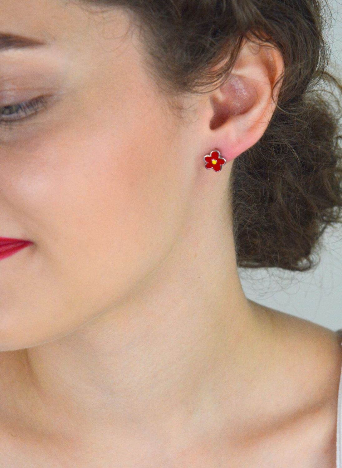 Srebrne kolczyki dziecięce kwiatki z czerwoną emalią – srebro 925.jpg