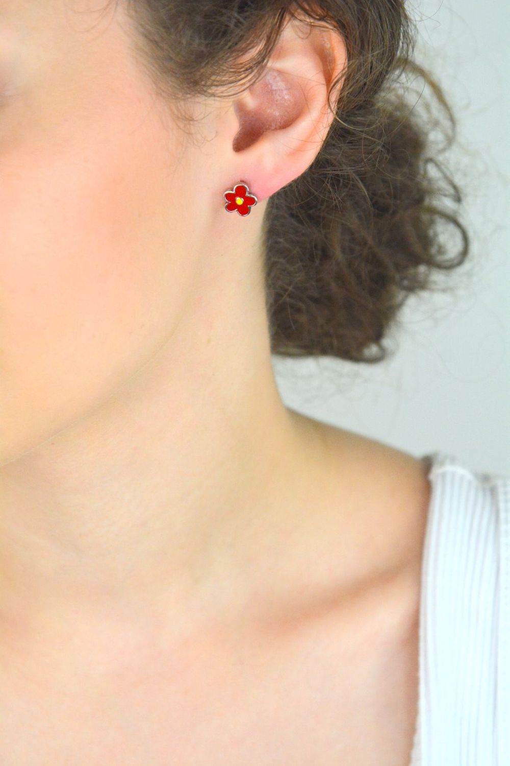 Srebrne kolczyki dziecięce kwiatki z czerwoną emalią – srebro 925.jpg
