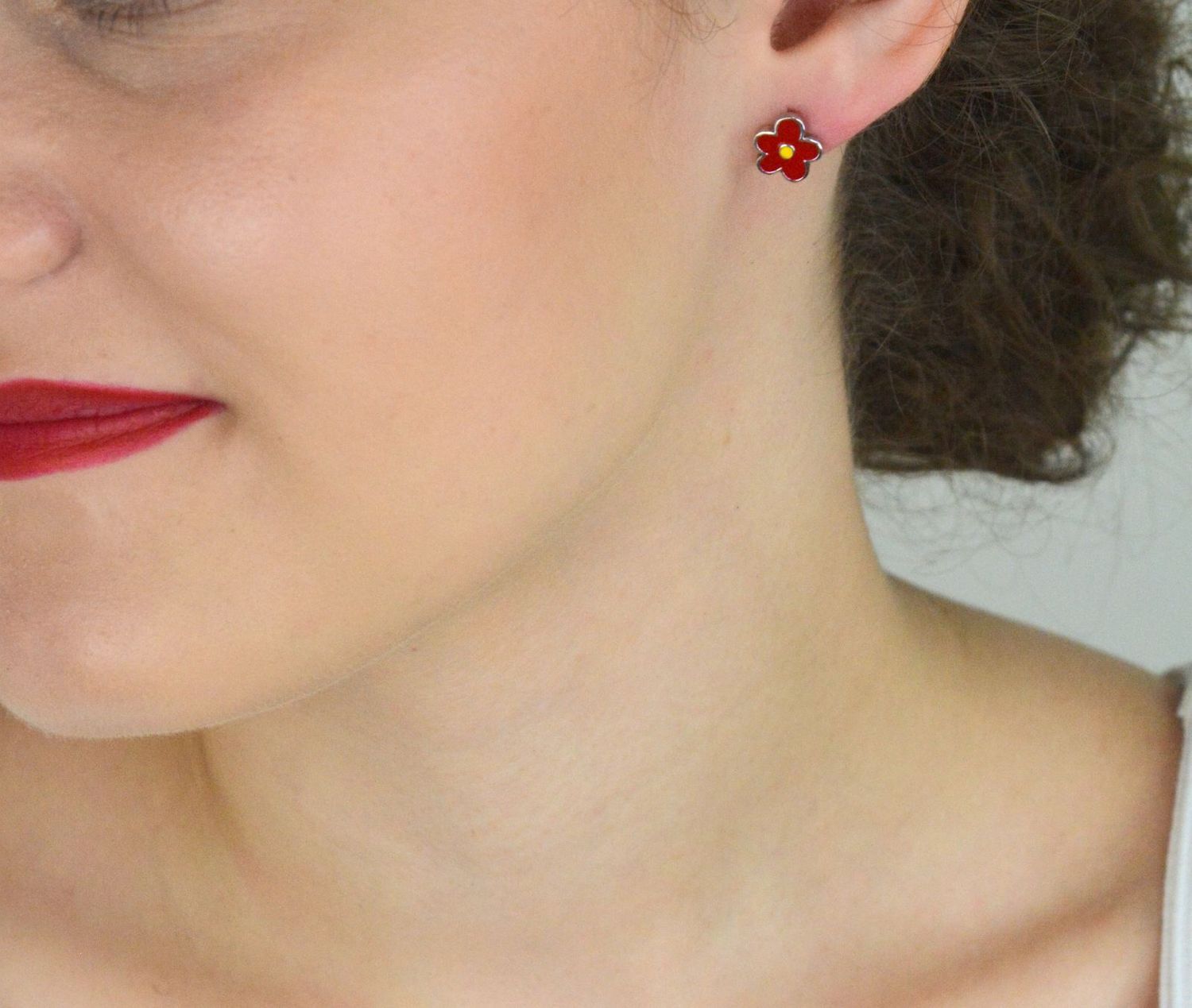 Srebrne kolczyki dziecięce kwiatki z czerwoną emalią – srebro 925.jpg