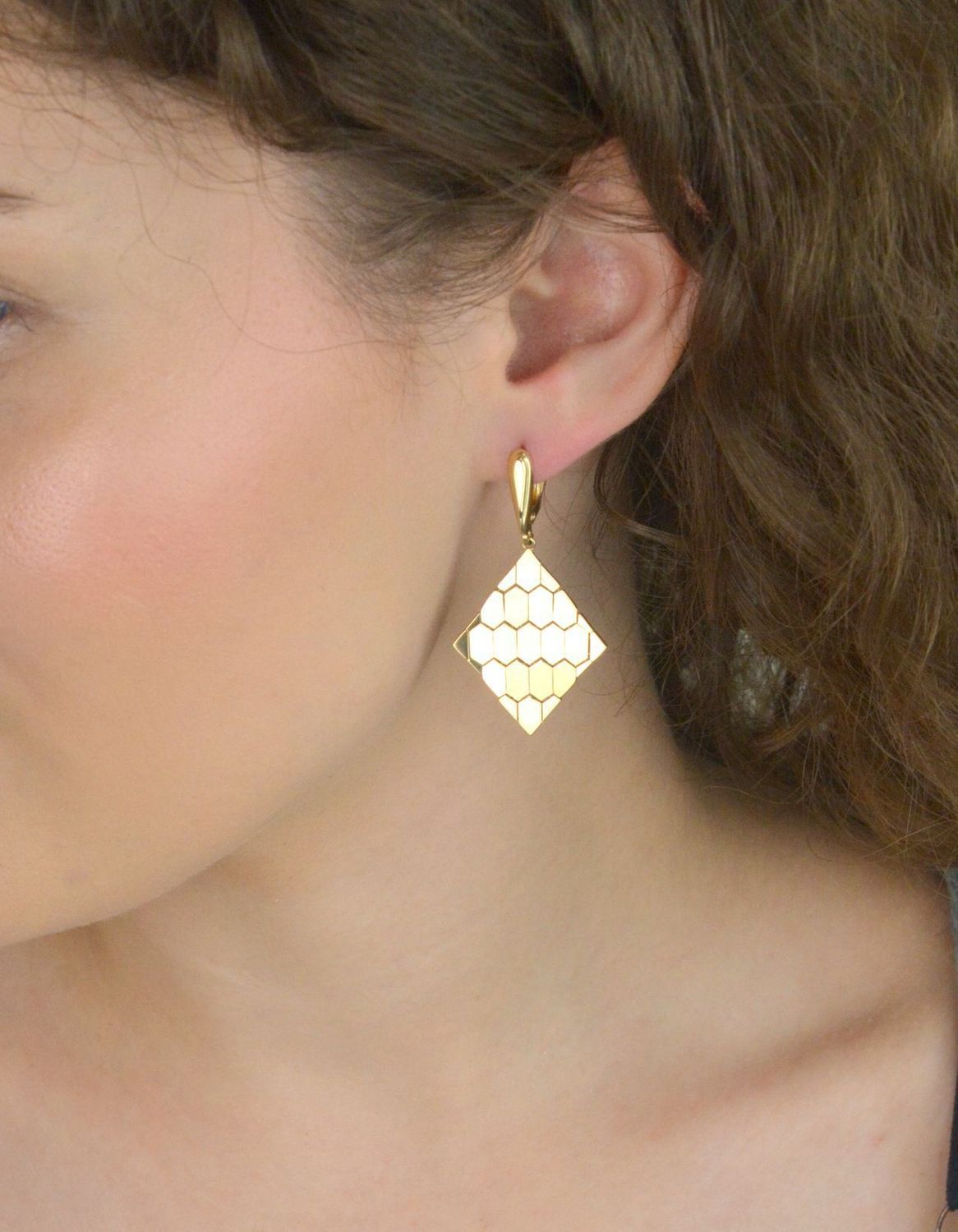 Efektowne kolczyki damskie ze złota próby 585. Wiszące, ruchome romby z zapięciem angielskim. Długość 4,5 cm, waga 7,04 g – elegancja i styl w jednym.1.jpg