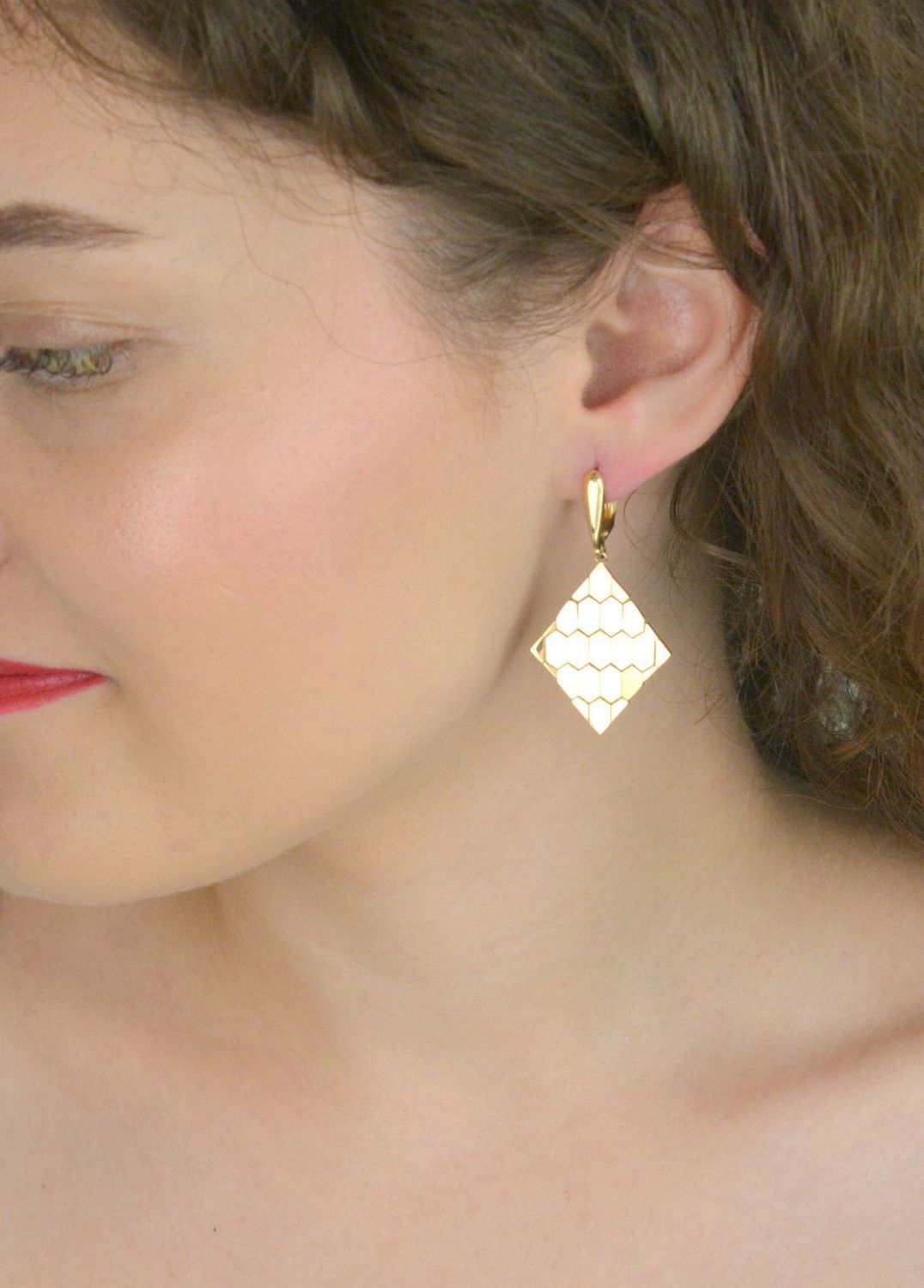 Efektowne kolczyki damskie ze złota próby 585. Wiszące, ruchome romby z zapięciem angielskim. Długość 4,5 cm, waga 7,04 g – elegancja i styl w jednym.1.jpg