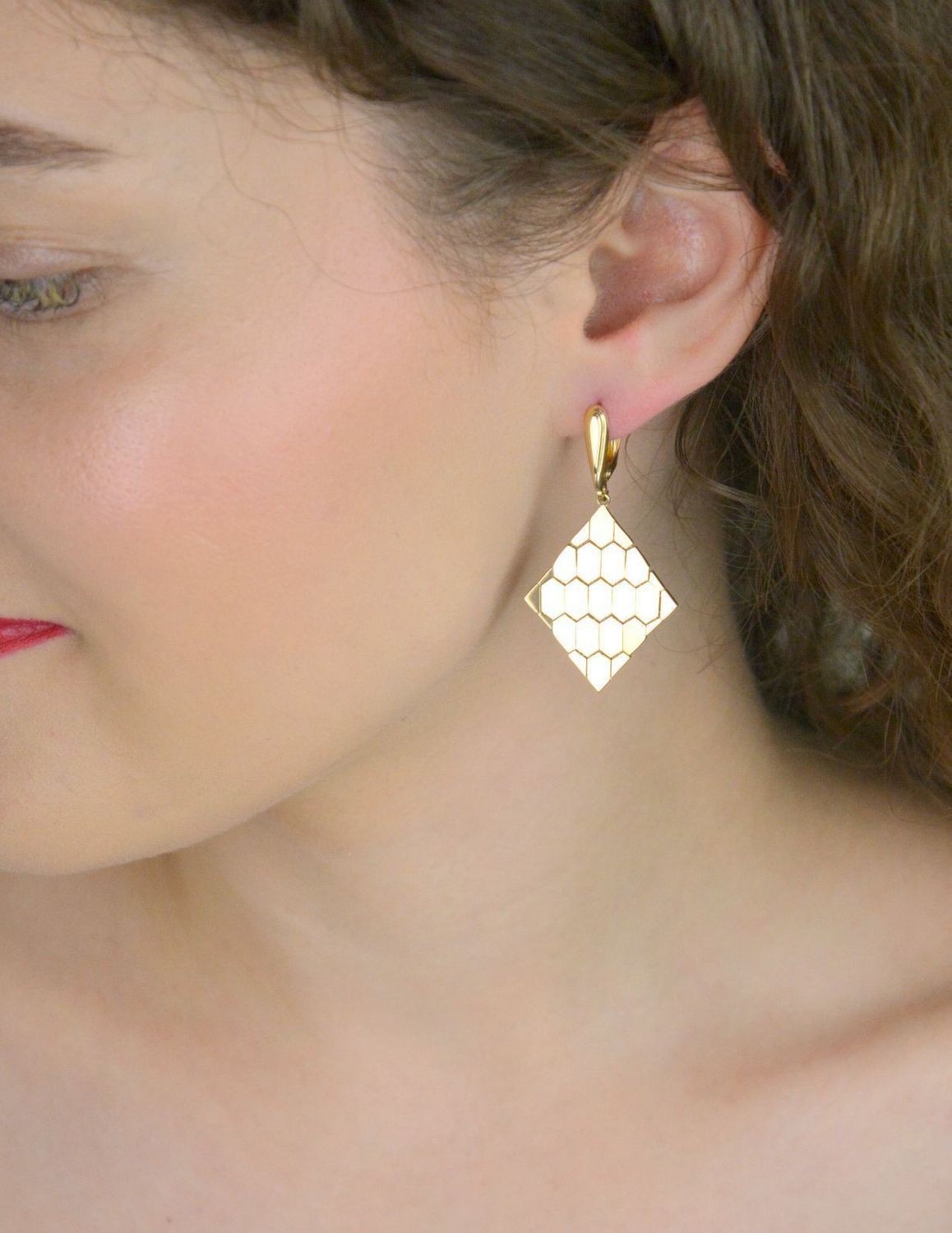 Efektowne kolczyki damskie ze złota próby 585. Wiszące, ruchome romby z zapięciem angielskim. Długość 4,5 cm, waga 7,04 g – elegancja i styl w jednym.1.jpg