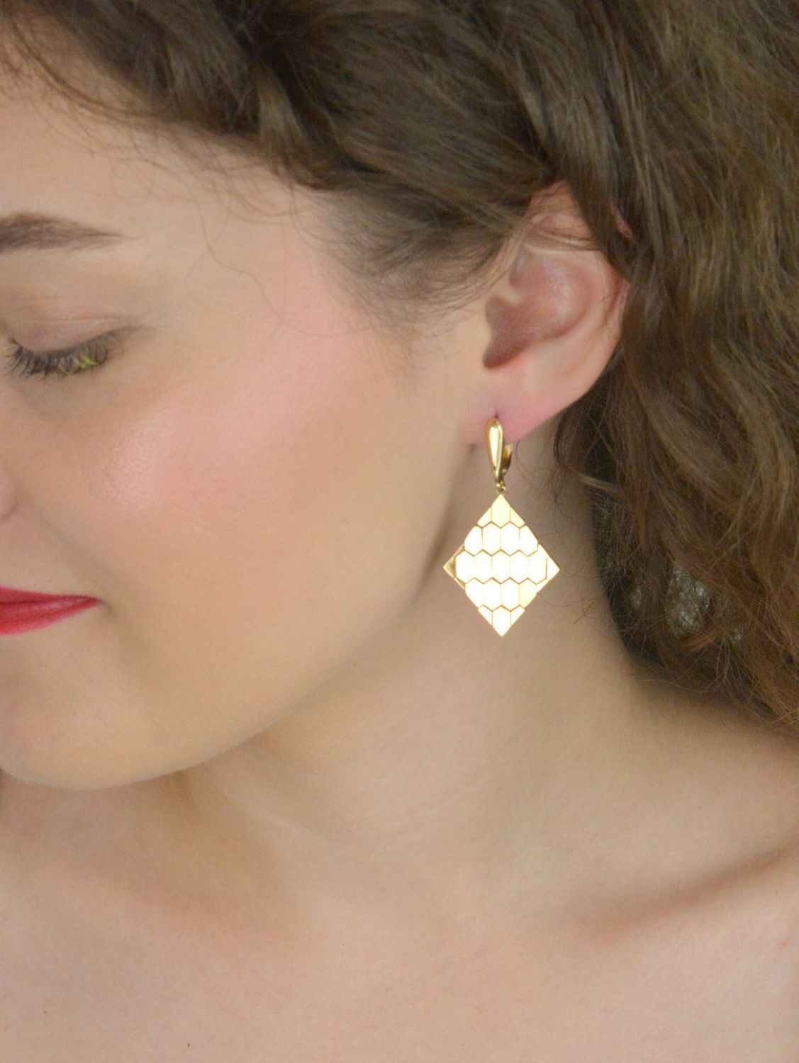 Efektowne kolczyki damskie ze złota próby 585. Wiszące, ruchome romby z zapięciem angielskim. Długość 4,5 cm, waga 7,04 g – elegancja i styl w jednym.1.jpg