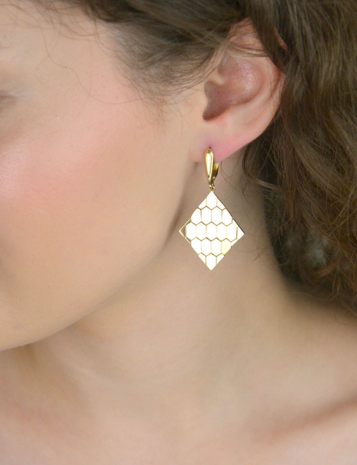 Efektowne kolczyki damskie ze złota próby 585. Wiszące, ruchome romby z zapięciem angielskim. Długość 4,5 cm, waga 7,04 g – elegancja i styl w jednym.1.jpg