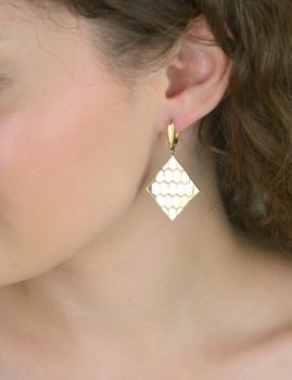 Efektowne kolczyki damskie ze złota próby 585. Wiszące, ruchome romby z zapięciem angielskim. Długość 4,5 cm, waga 7,04 g – elegancja i styl w jednym (5).JPG