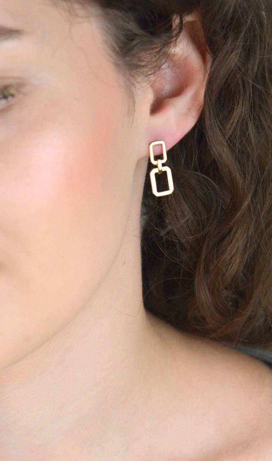 Kolczyki ze złota 585 o geometrycznym kształcie z dwoma prostokątami. Długość 2,2 cm, szerokość 8 mm, zapięcie na zatrzask. Stylowy i nowoczesny akcent do każdej stylizacji.1.jpg