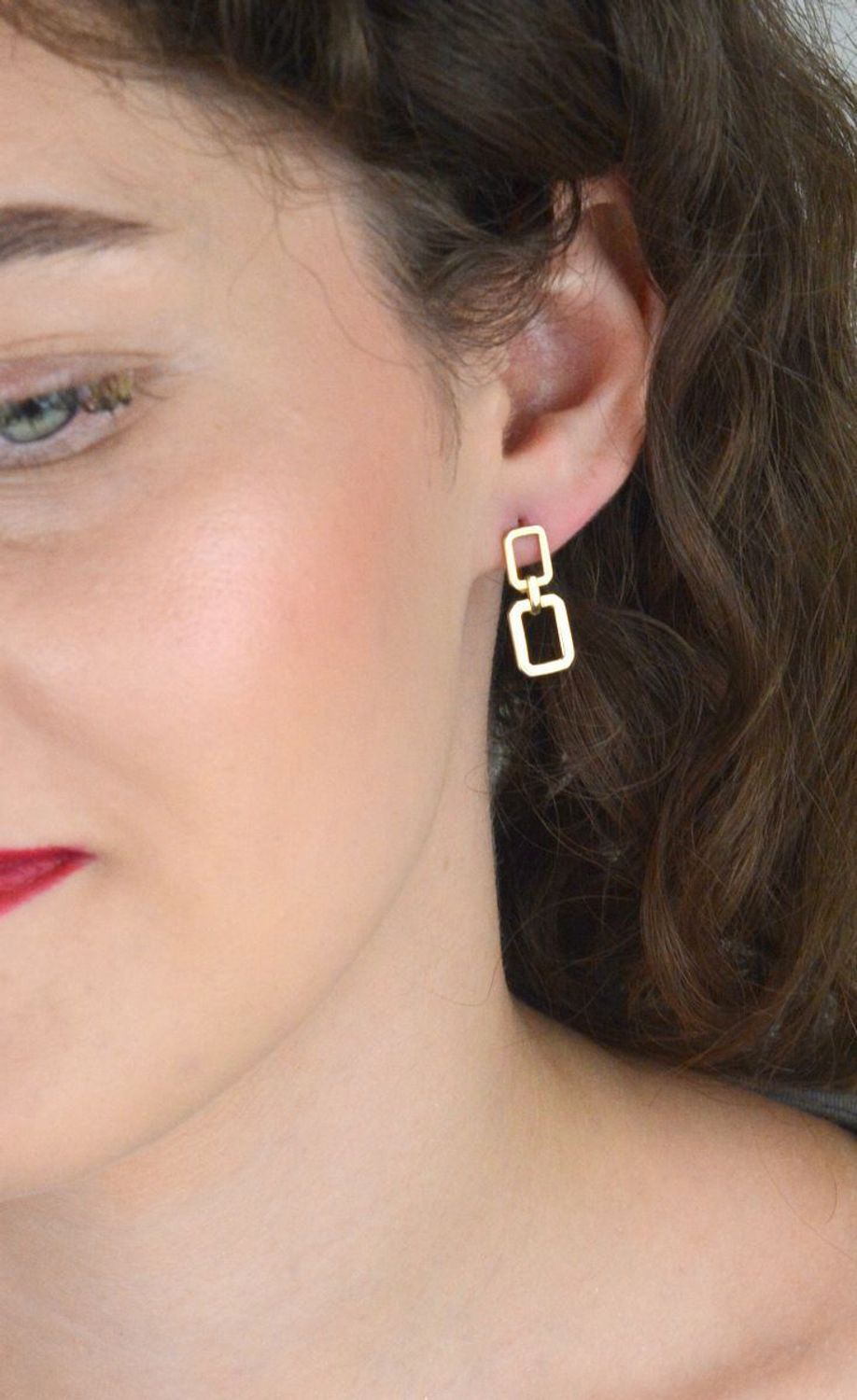 Kolczyki ze złota 585 o geometrycznym kształcie z dwoma prostokątami. Długość 2,2 cm, szerokość 8 mm, zapięcie na zatrzask. Stylowy i nowoczesny akcent do każdej stylizacji.1.jpg
