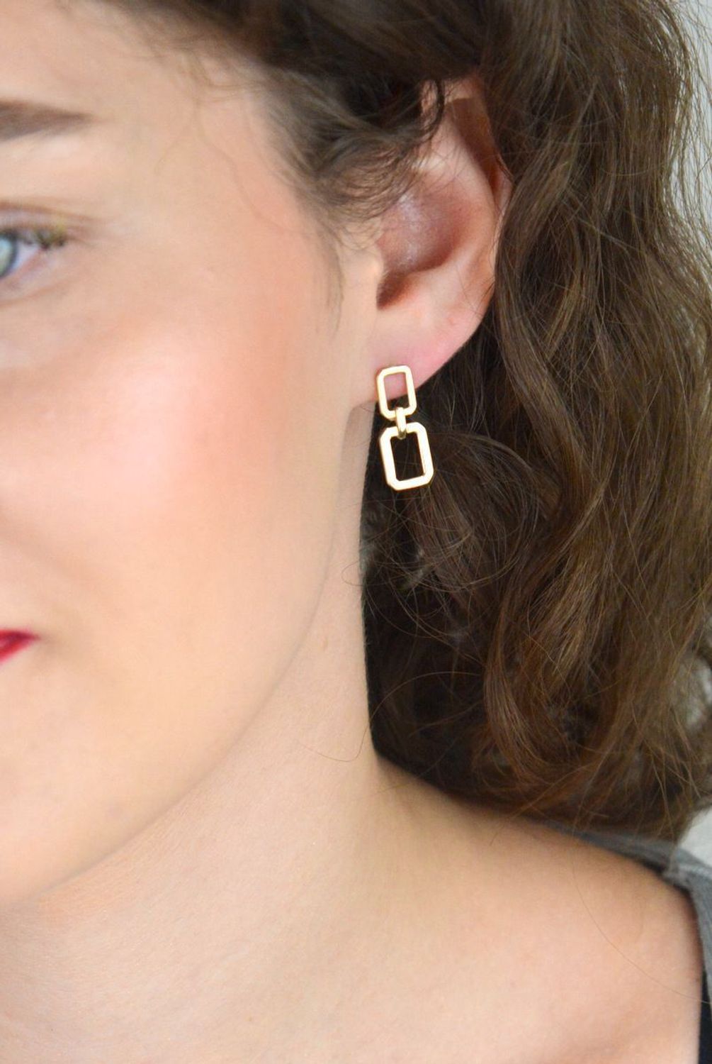 Kolczyki ze złota 585 o geometrycznym kształcie z dwoma prostokątami. Długość 2,2 cm, szerokość 8 mm, zapięcie na zatrzask. Stylowy i nowoczesny akcent do każdej stylizacji.1.jpg