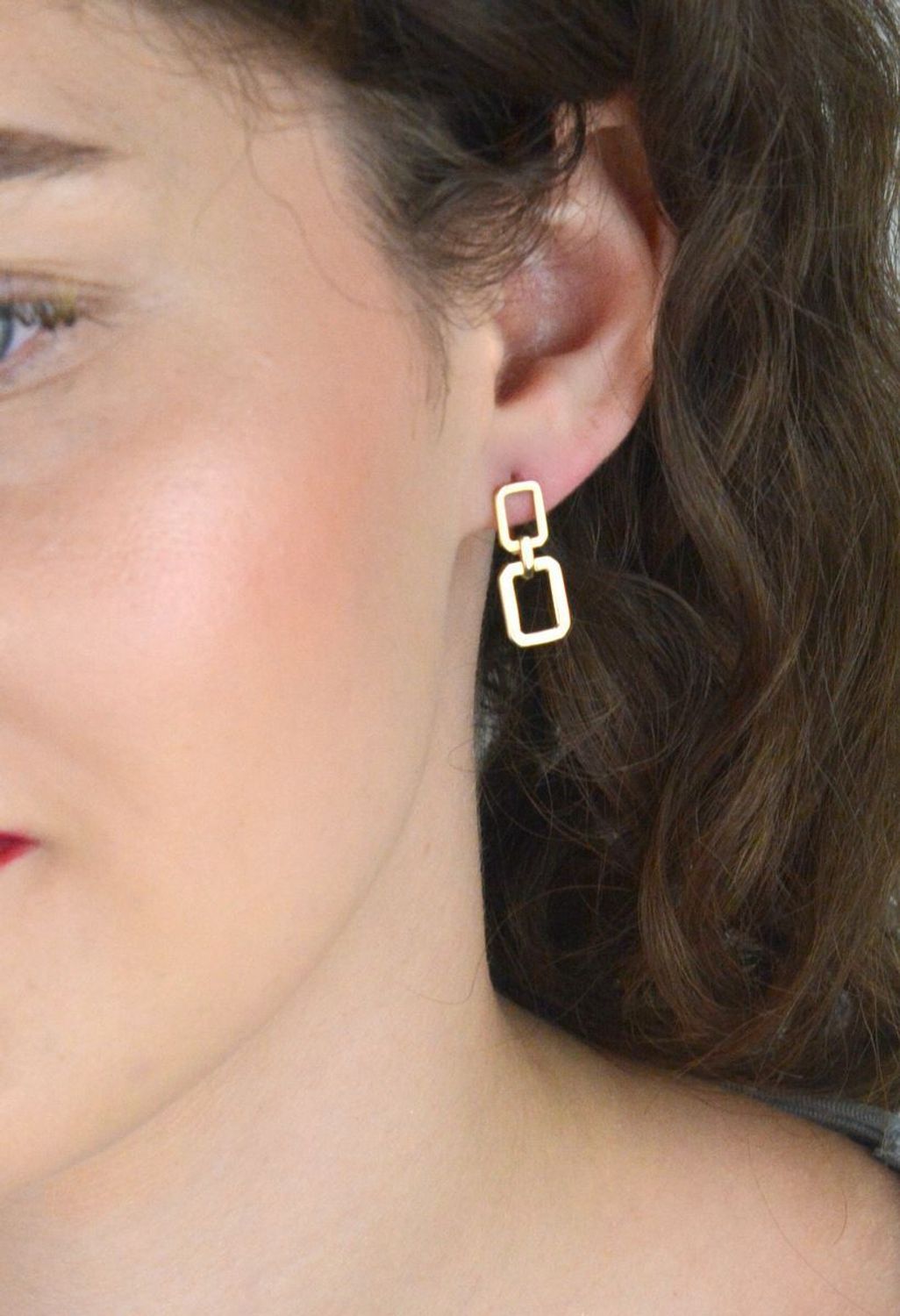 Kolczyki ze złota 585 o geometrycznym kształcie z dwoma prostokątami. Długość 2,2 cm, szerokość 8 mm, zapięcie na zatrzask. Stylowy i nowoczesny akcent do każdej stylizacji.1.jpg