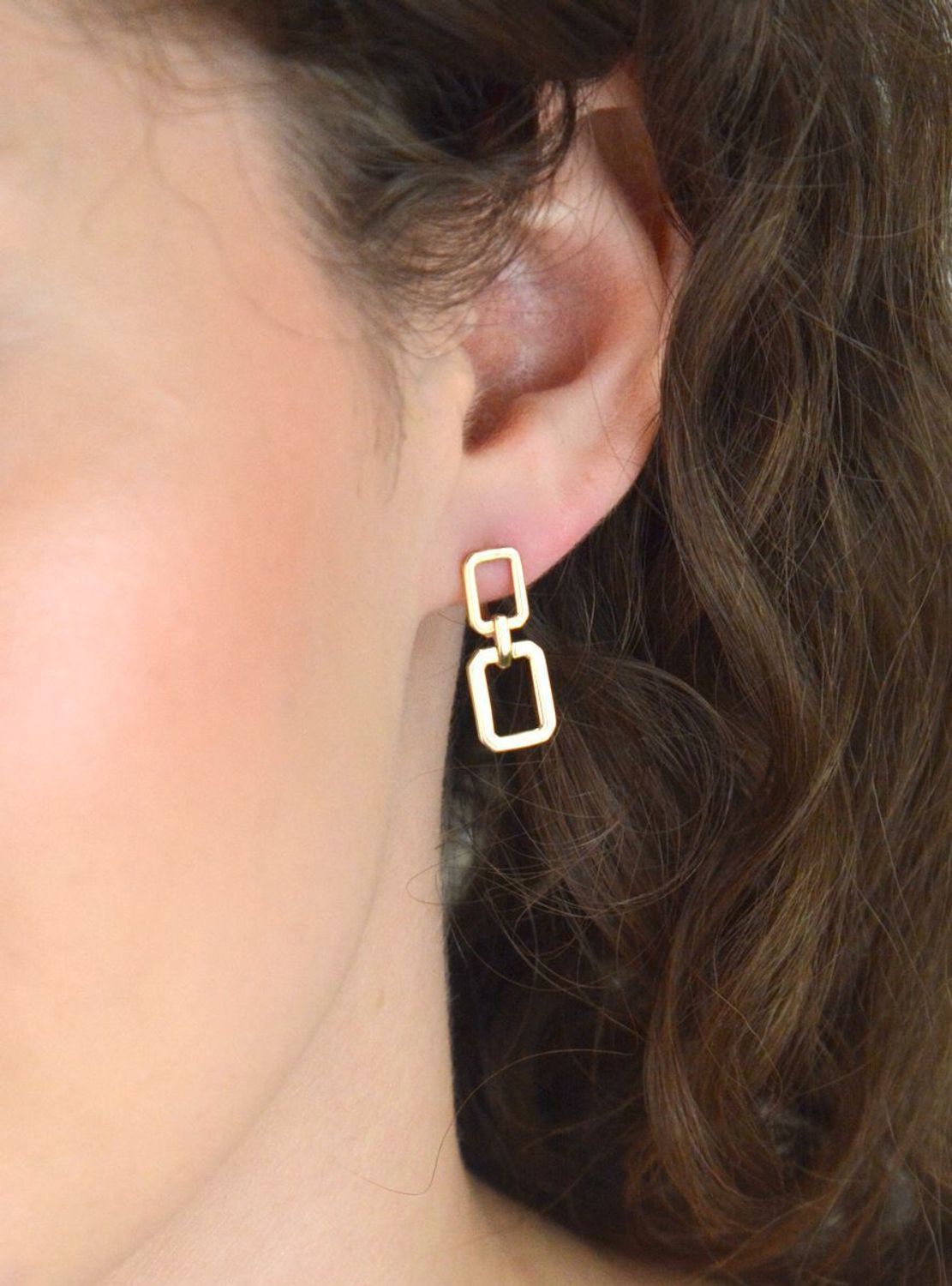 Kolczyki ze złota 585 o geometrycznym kształcie z dwoma prostokątami. Długość 2,2 cm, szerokość 8 mm, zapięcie na zatrzask. Stylowy i nowoczesny akcent do każdej stylizacji.1.jpg