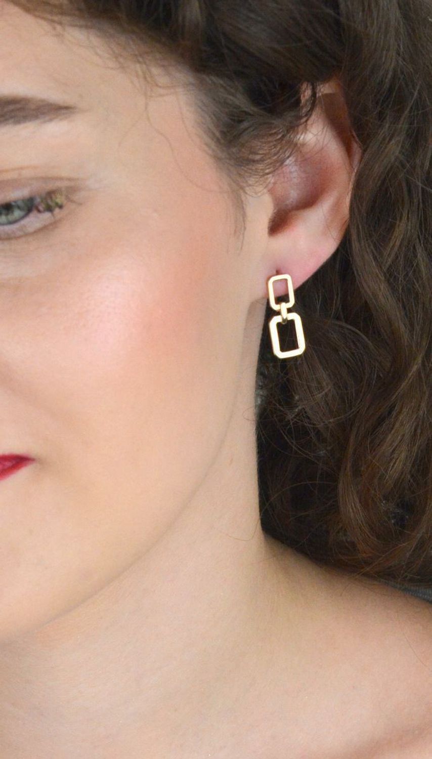 Kolczyki ze złota 585 o geometrycznym kształcie z dwoma prostokątami. Długość 2,2 cm, szerokość 8 mm, zapięcie na zatrzask. Stylowy i nowoczesny akcent do każdej stylizacji.1.jpg