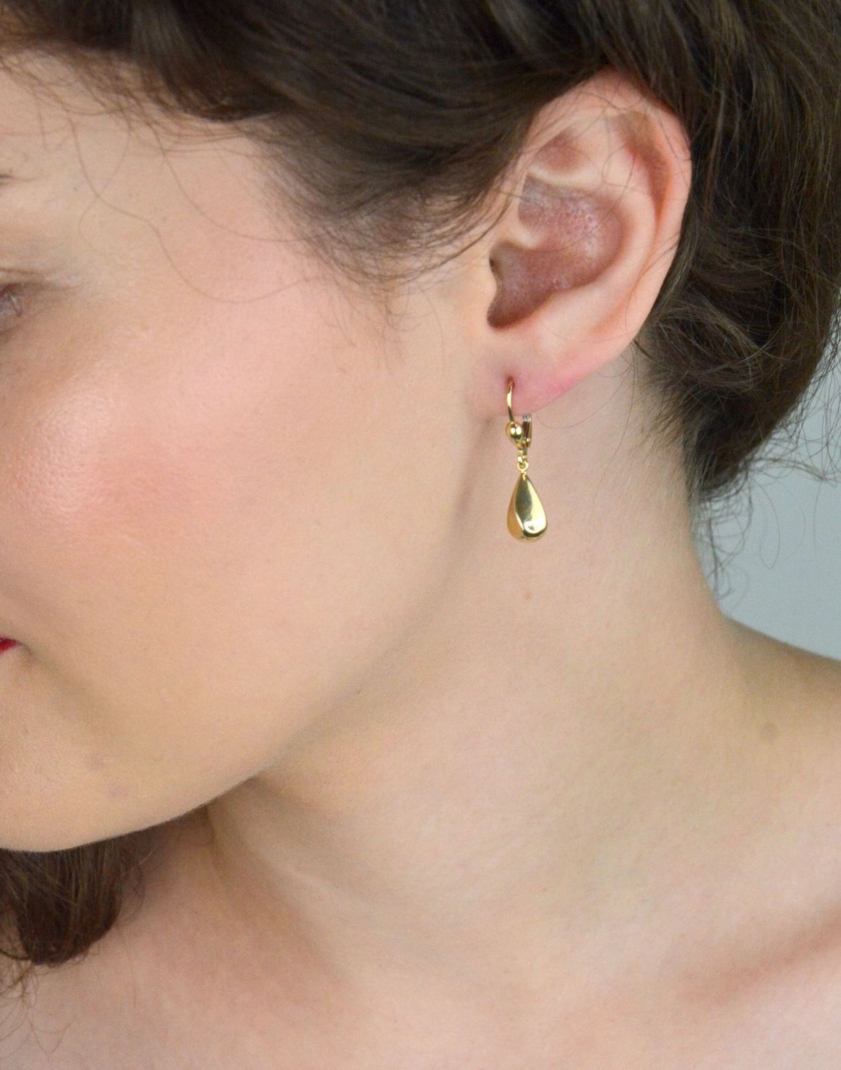 Delikatne złote kolczyki damskie 585 w kształcie łezek, długość 3 cm, szerokość 5 mm. Bezpieczne zapięcie bigiel angielski. Idealne na każdą okazję.1.jpg