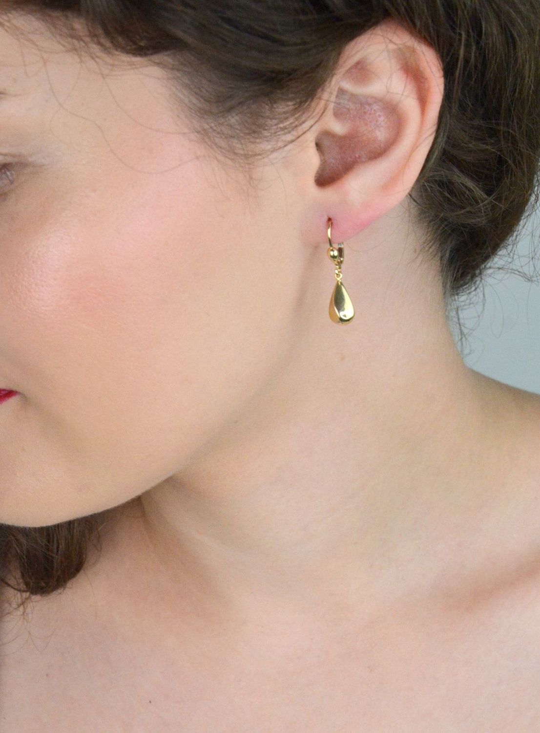 Delikatne złote kolczyki damskie 585 w kształcie łezek, długość 3 cm, szerokość 5 mm. Bezpieczne zapięcie bigiel angielski. Idealne na każdą okazję.1.jpg