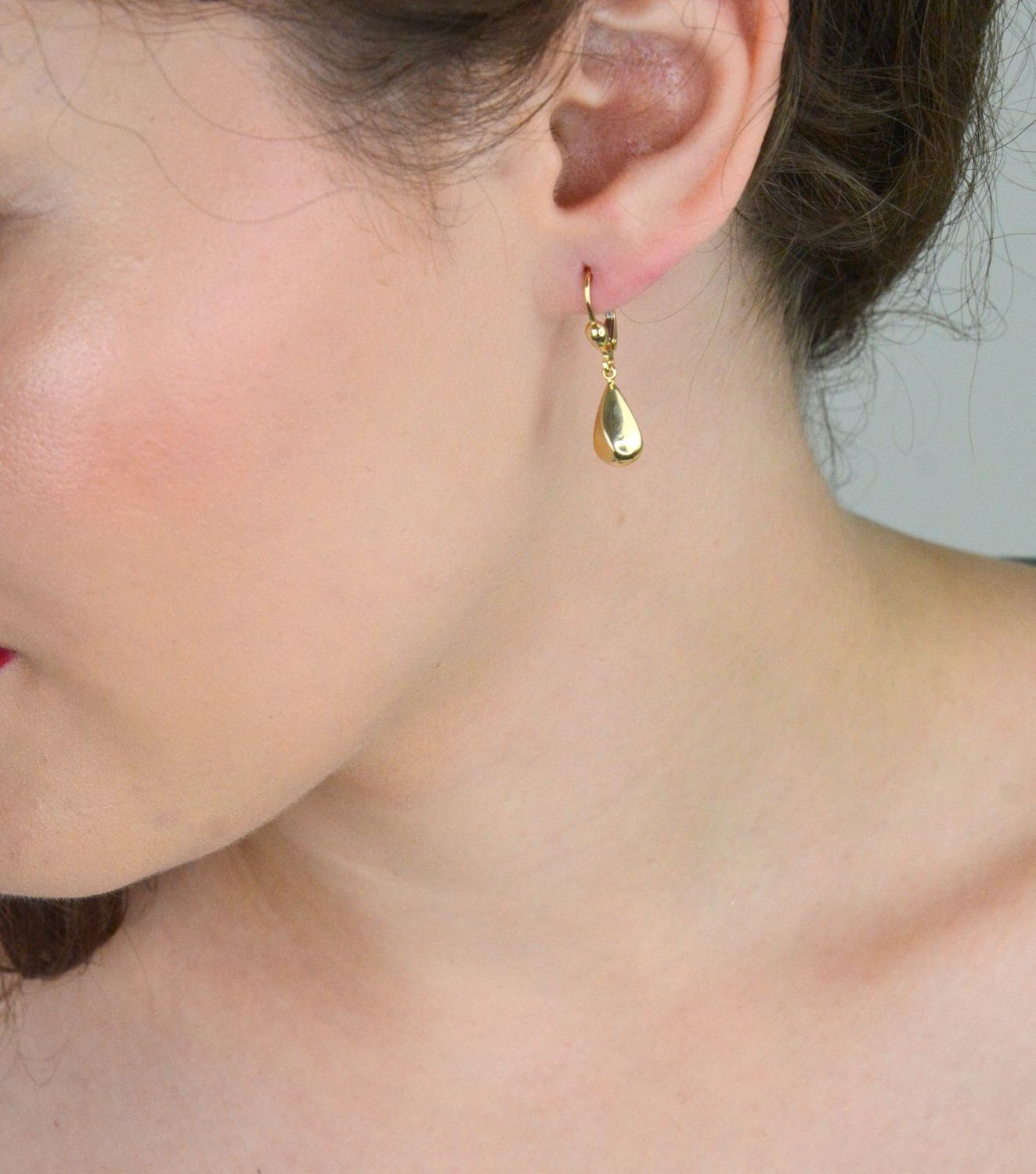Delikatne złote kolczyki damskie 585 w kształcie łezek, długość 3 cm, szerokość 5 mm. Bezpieczne zapięcie bigiel angielski. Idealne na każdą okazję.1.jpg