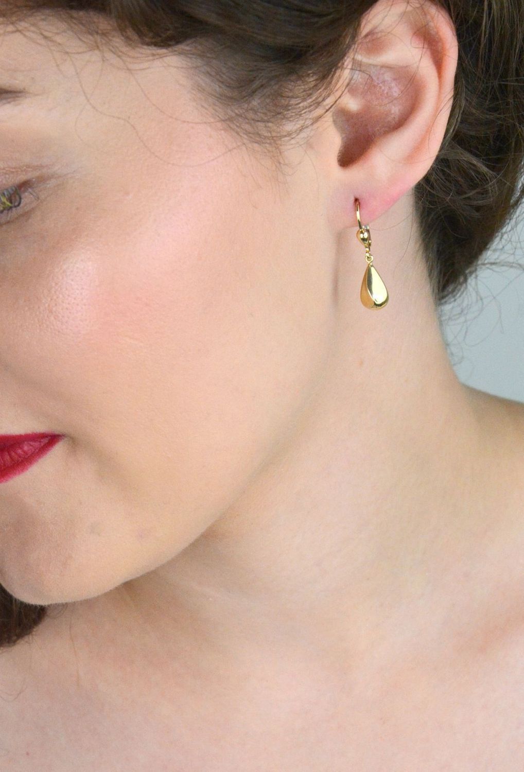Delikatne złote kolczyki damskie 585 w kształcie łezek, długość 3 cm, szerokość 5 mm. Bezpieczne zapięcie bigiel angielski. Idealne na każdą okazję.1.jpg