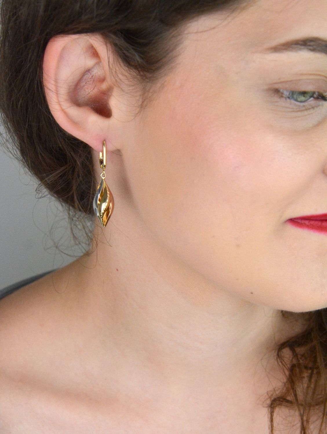 Kolczyki ze złota 585 z eleganckim skręconym wzorem. Żółte, białe i różowe złoto. Zapięcie typu bigiel angielski. Długość 4 cm, waga 2,56 g – klasyka w nowoczesnym wydaniu.1.jpg