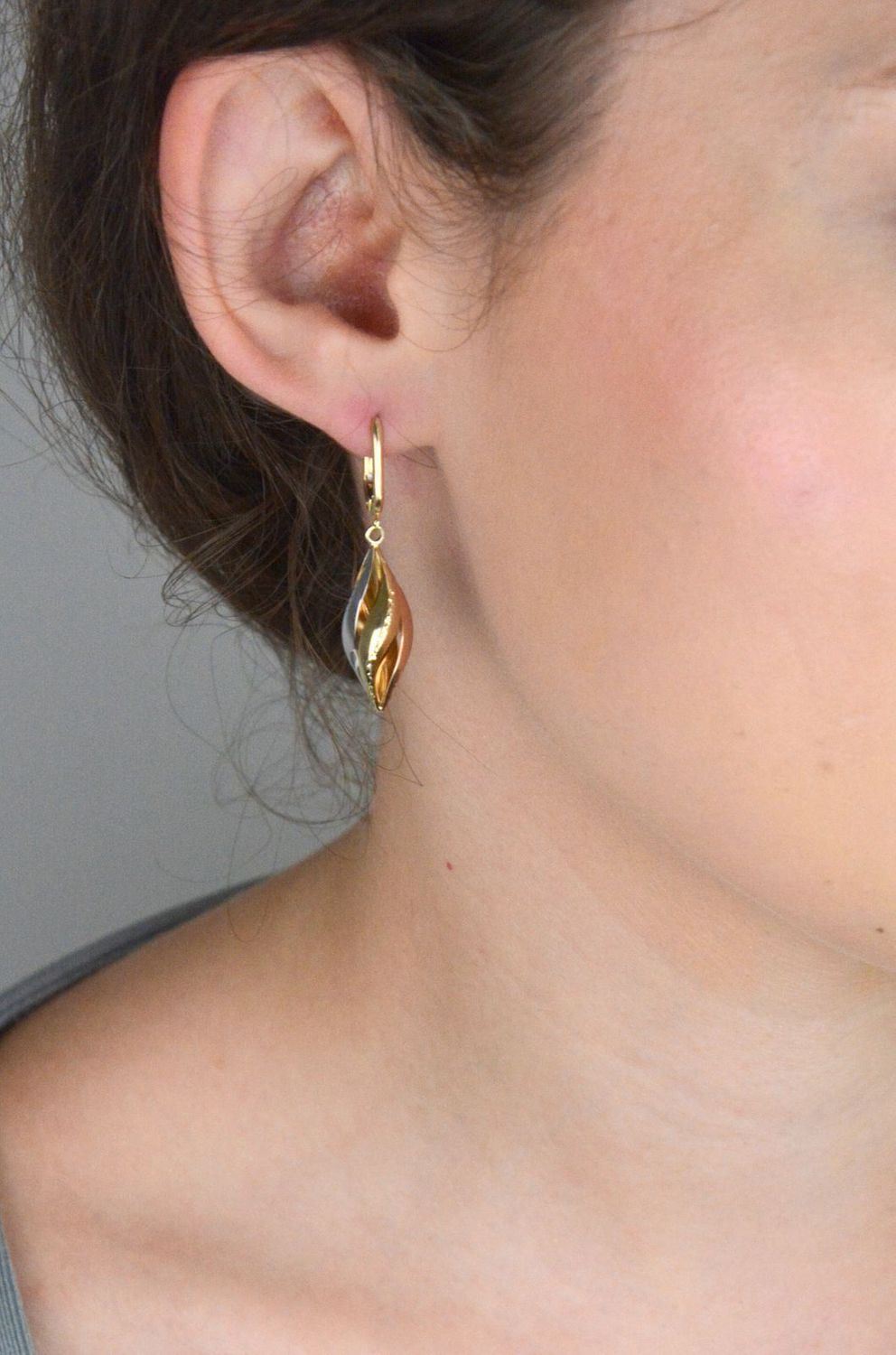 Kolczyki ze złota 585 z eleganckim skręconym wzorem. Żółte, białe i różowe złoto. Zapięcie typu bigiel angielski. Długość 4 cm, waga 2,56 g – klasyka w nowoczesnym wydaniu.1.jpg