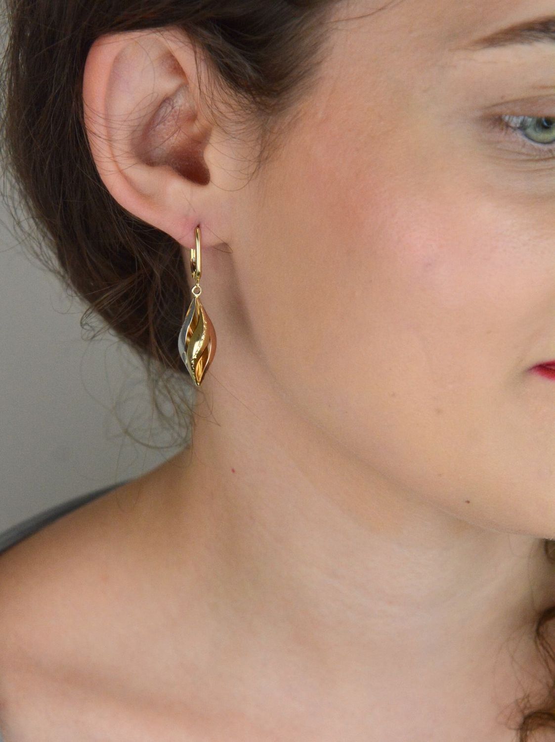 Kolczyki ze złota 585 z eleganckim skręconym wzorem. Żółte, białe i różowe złoto. Zapięcie typu bigiel angielski. Długość 4 cm, waga 2,56 g – klasyka w nowoczesnym wydaniu.1.jpg