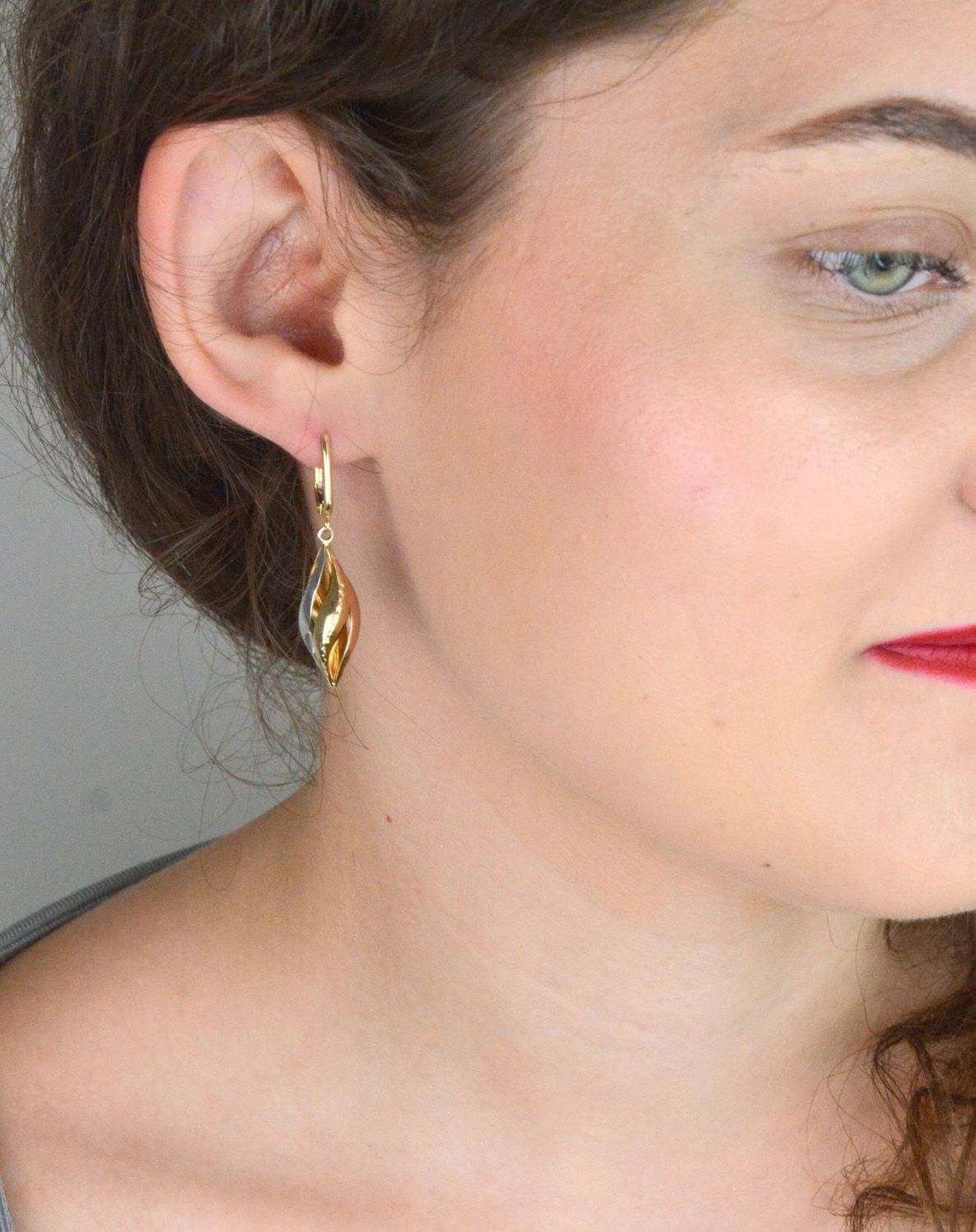 Kolczyki ze złota 585 z eleganckim skręconym wzorem. Żółte, białe i różowe złoto. Zapięcie typu bigiel angielski. Długość 4 cm, waga 2,56 g – klasyka w nowoczesnym wydaniu.1.jpg