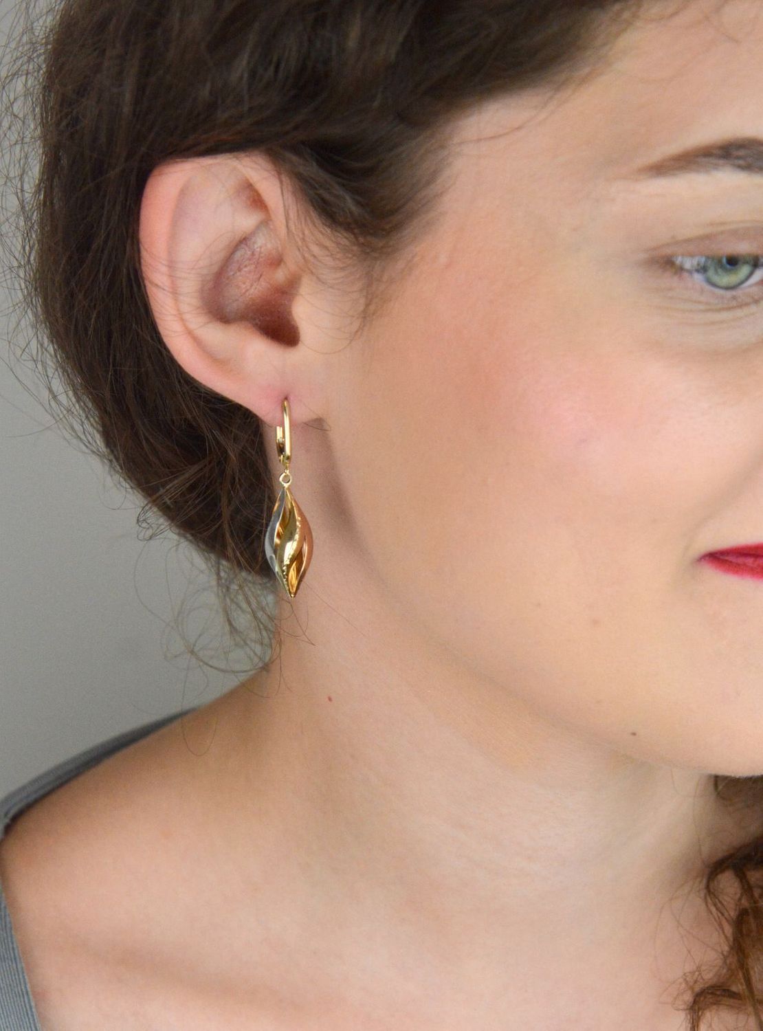 Kolczyki ze złota 585 z eleganckim skręconym wzorem. Żółte, białe i różowe złoto. Zapięcie typu bigiel angielski. Długość 4 cm, waga 2,56 g – klasyka w nowoczesnym wydaniu.1.jpg