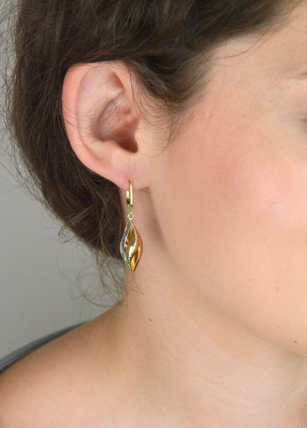 Kolczyki ze złota 585 z eleganckim skręconym wzorem. Żółte, białe i różowe złoto. Zapięcie typu bigiel angielski. Długość 4 cm, waga 2,56 g – klasyka w nowoczesnym wydaniu.1.jpg