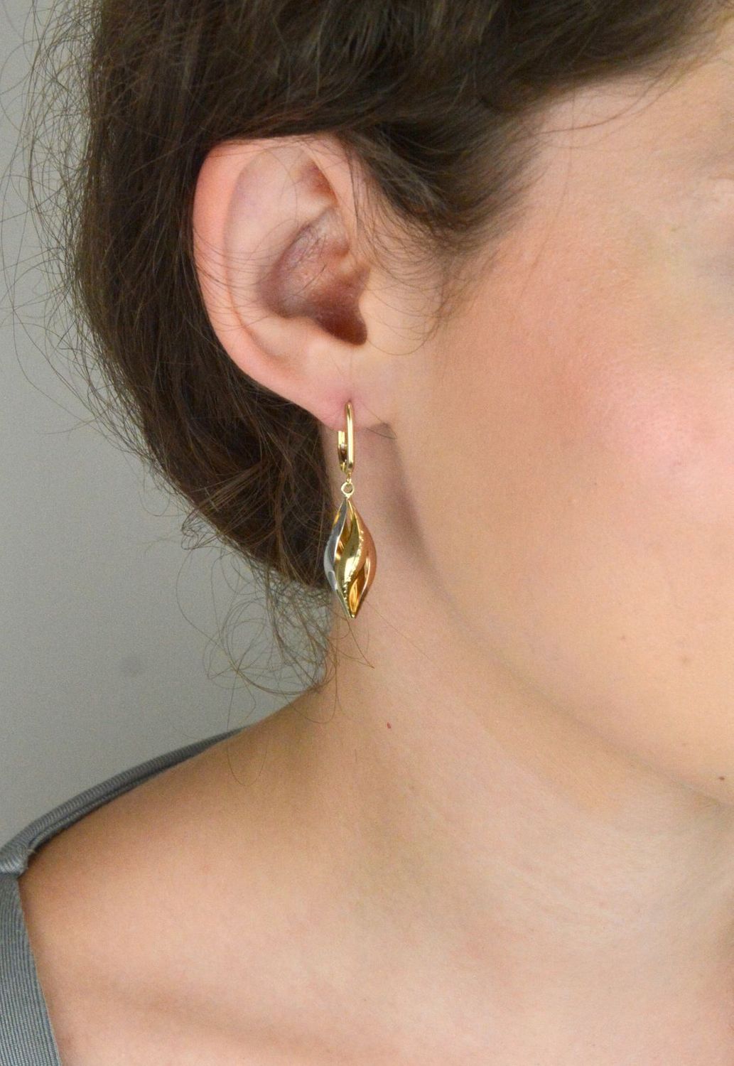 Kolczyki ze złota 585 z eleganckim skręconym wzorem. Żółte, białe i różowe złoto. Zapięcie typu bigiel angielski. Długość 4 cm, waga 2,56 g – klasyka w nowoczesnym wydaniu.1.jpg