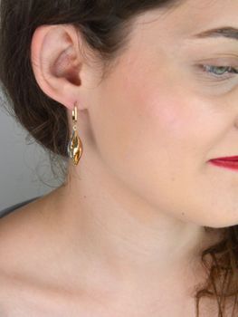 Kolczyki ze złota 585 z eleganckim skręconym wzorem. Żółte, białe i różowe złoto. Zapięcie typu bigiel angielski. Długość 4 cm, waga 2,56 g – klasyka w nowoczesnym wydaniu (1).JPG