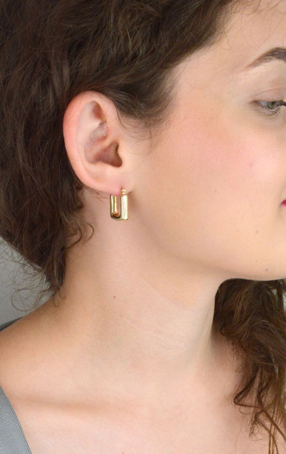 Nowoczesne kolczyki damskie ze złota próby 585 w geometrycznym, kwadratowym kształcie. Długość 2 cm, zapięcie typu kreol. Elegancja i styl w minimalistycznej formie.1.jpg