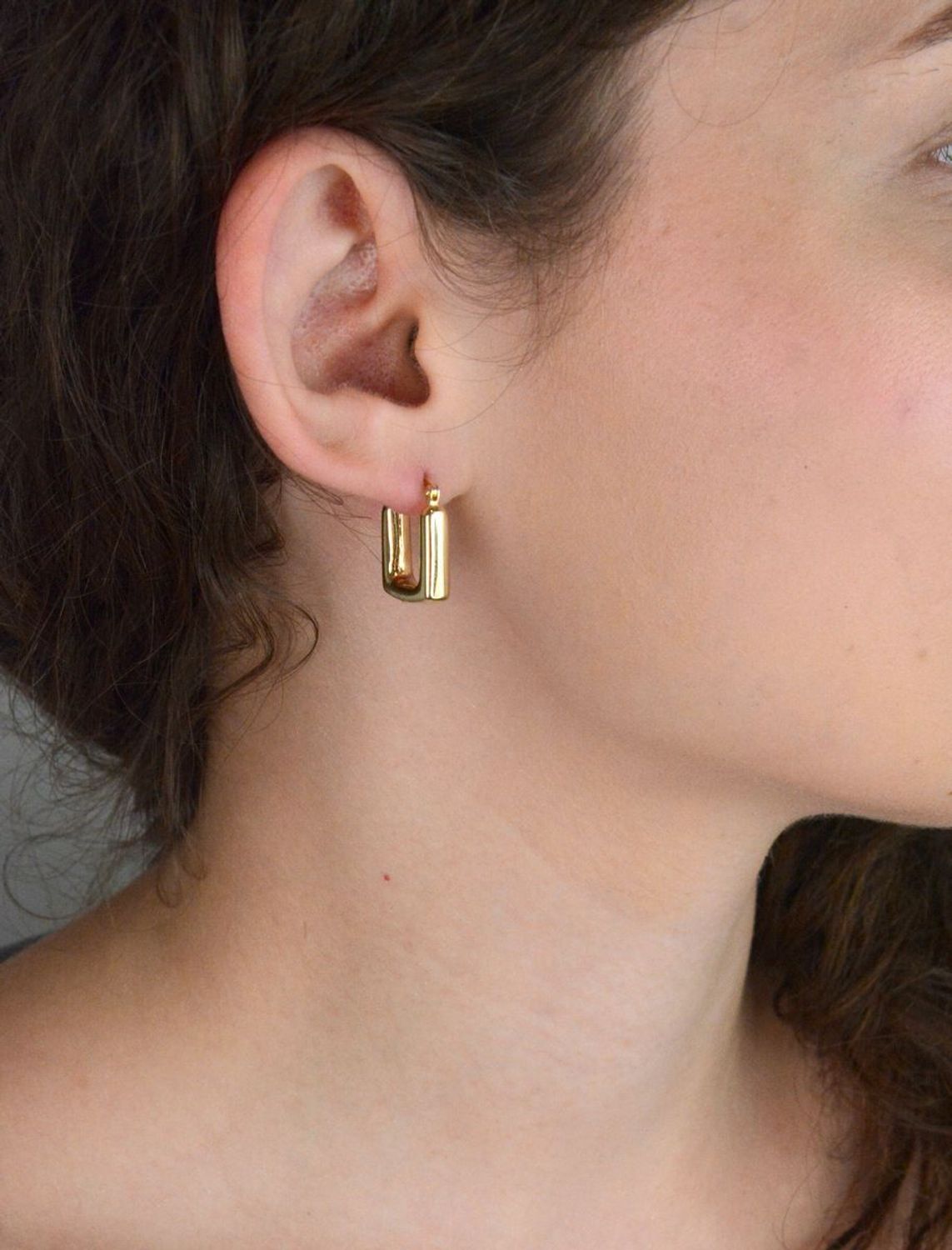 Nowoczesne kolczyki damskie ze złota próby 585 w geometrycznym, kwadratowym kształcie. Długość 2 cm, zapięcie typu kreol. Elegancja i styl w minimalistycznej formie.1.jpg