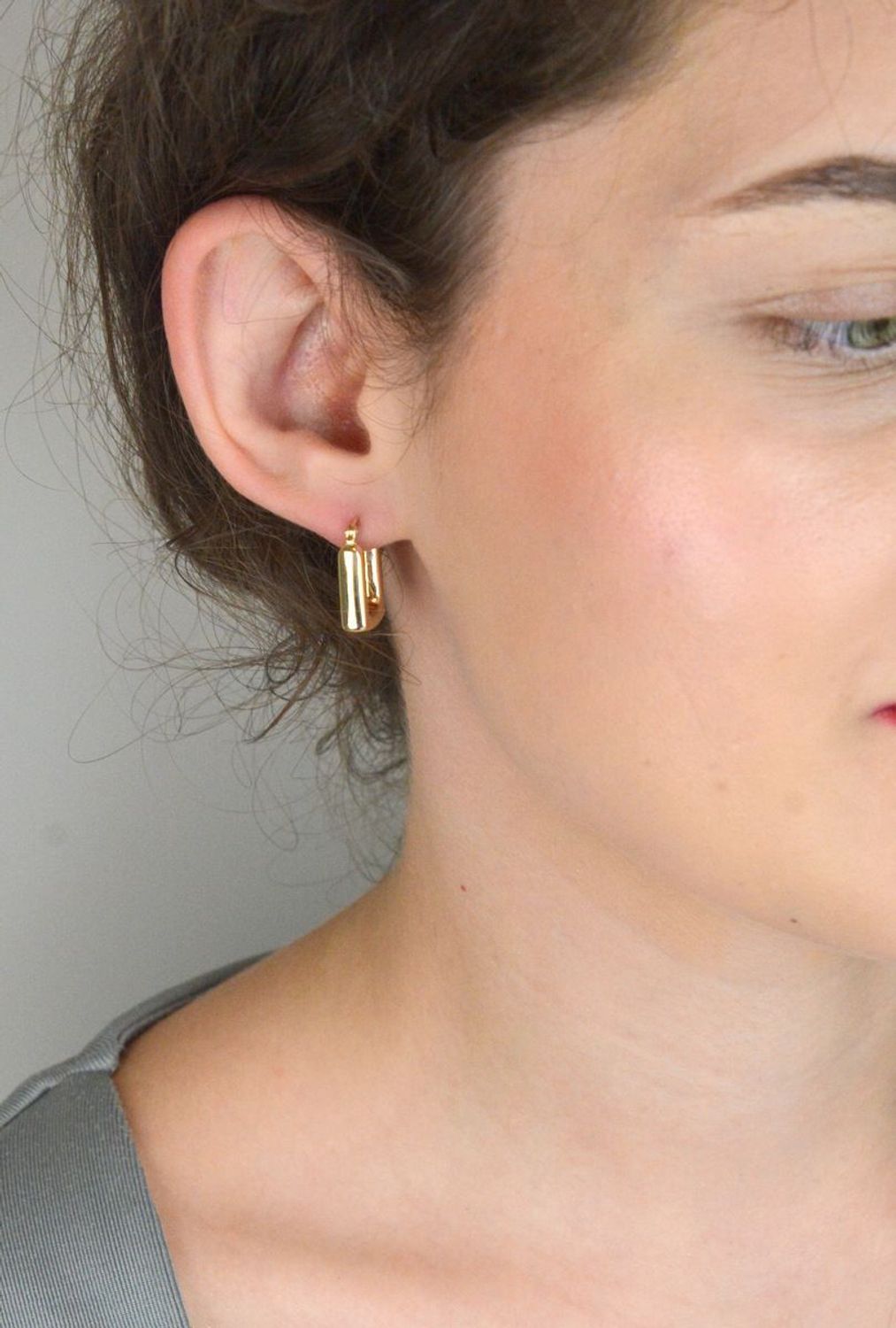 Nowoczesne kolczyki damskie ze złota próby 585 w geometrycznym, kwadratowym kształcie. Długość 2 cm, zapięcie typu kreol. Elegancja i styl w minimalistycznej formie.1.jpg