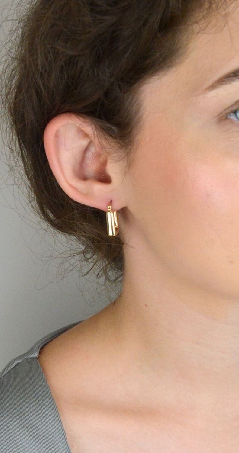 Nowoczesne kolczyki damskie ze złota próby 585 w geometrycznym, kwadratowym kształcie. Długość 2 cm, zapięcie typu kreol. Elegancja i styl w minimalistycznej formie.1.jpg