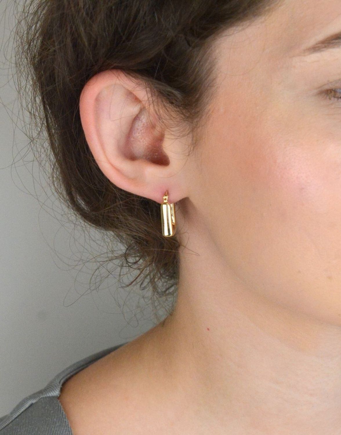 Nowoczesne kolczyki damskie ze złota próby 585 w geometrycznym, kwadratowym kształcie. Długość 2 cm, zapięcie typu kreol. Elegancja i styl w minimalistycznej formie.1.jpg