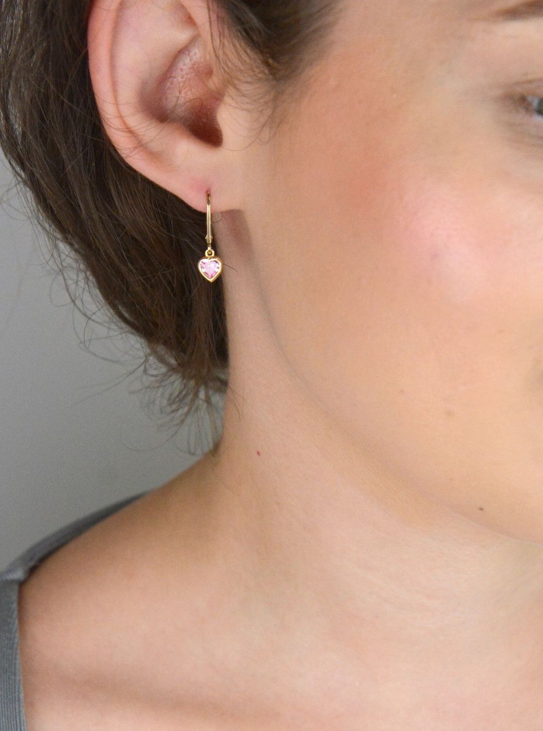 Urocze kolczyki dziecięce z różową cyrkonią w kształcie serduszek. Złoto próby 585, długość 2 cm, zapięcie bigiel angielski. Idealne na prezent dla dziewczynki.1.jpg