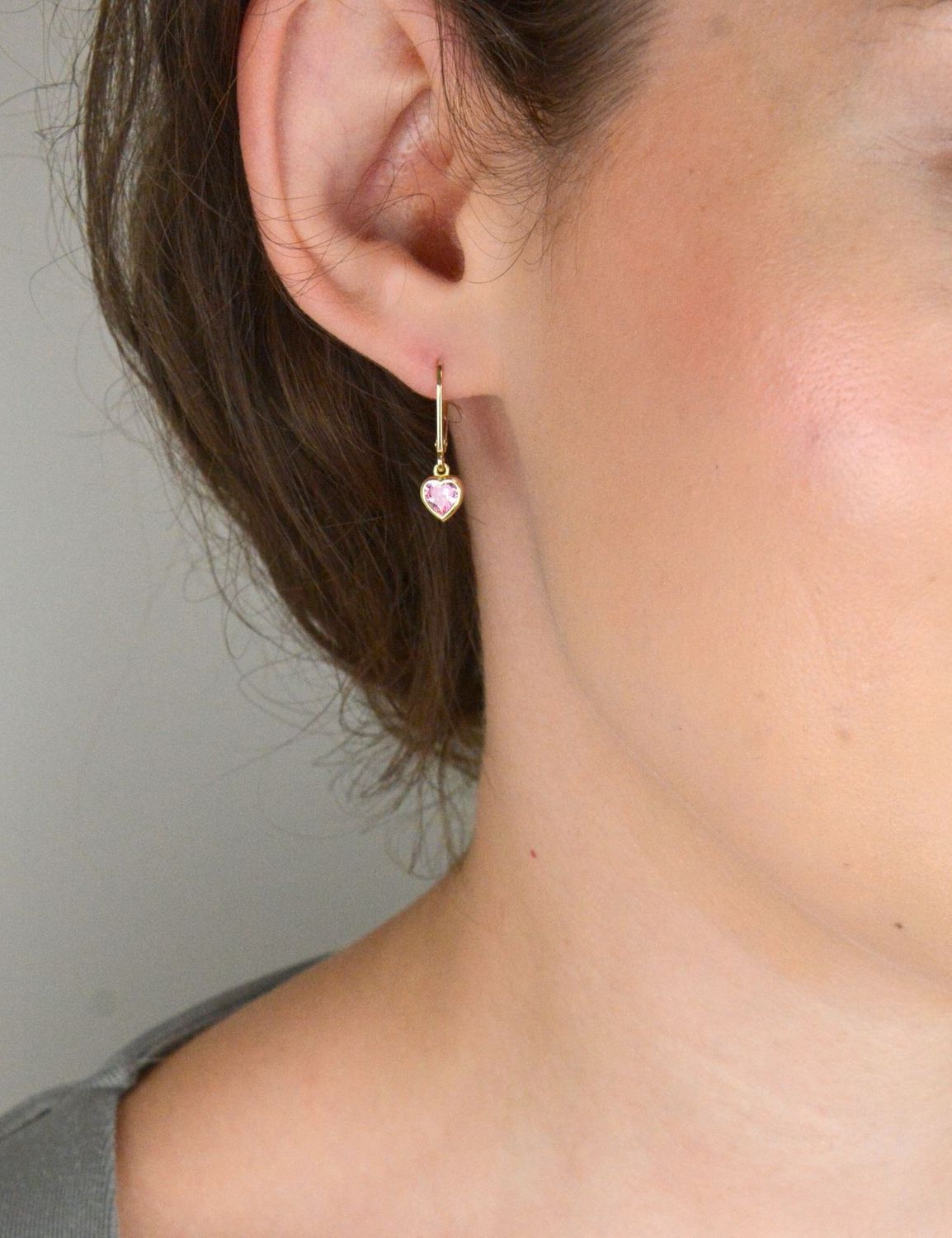 Urocze kolczyki dziecięce z różową cyrkonią w kształcie serduszek. Złoto próby 585, długość 2 cm, zapięcie bigiel angielski. Idealne na prezent dla dziewczynki.1.jpg