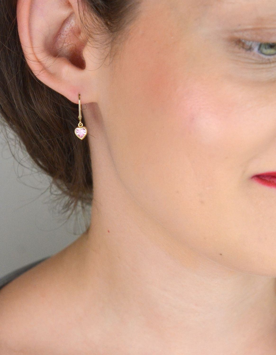 Urocze kolczyki dziecięce z różową cyrkonią w kształcie serduszek. Złoto próby 585, długość 2 cm, zapięcie bigiel angielski. Idealne na prezent dla dziewczynki.1.jpg
