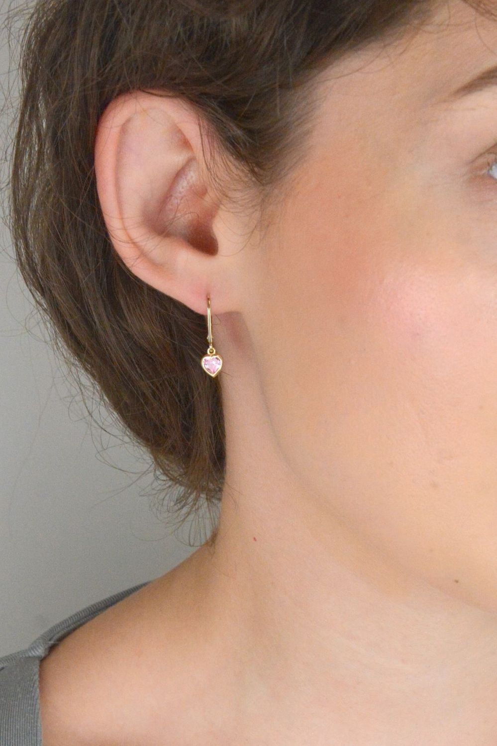 Urocze kolczyki dziecięce z różową cyrkonią w kształcie serduszek. Złoto próby 585, długość 2 cm, zapięcie bigiel angielski. Idealne na prezent dla dziewczynki.1.jpg