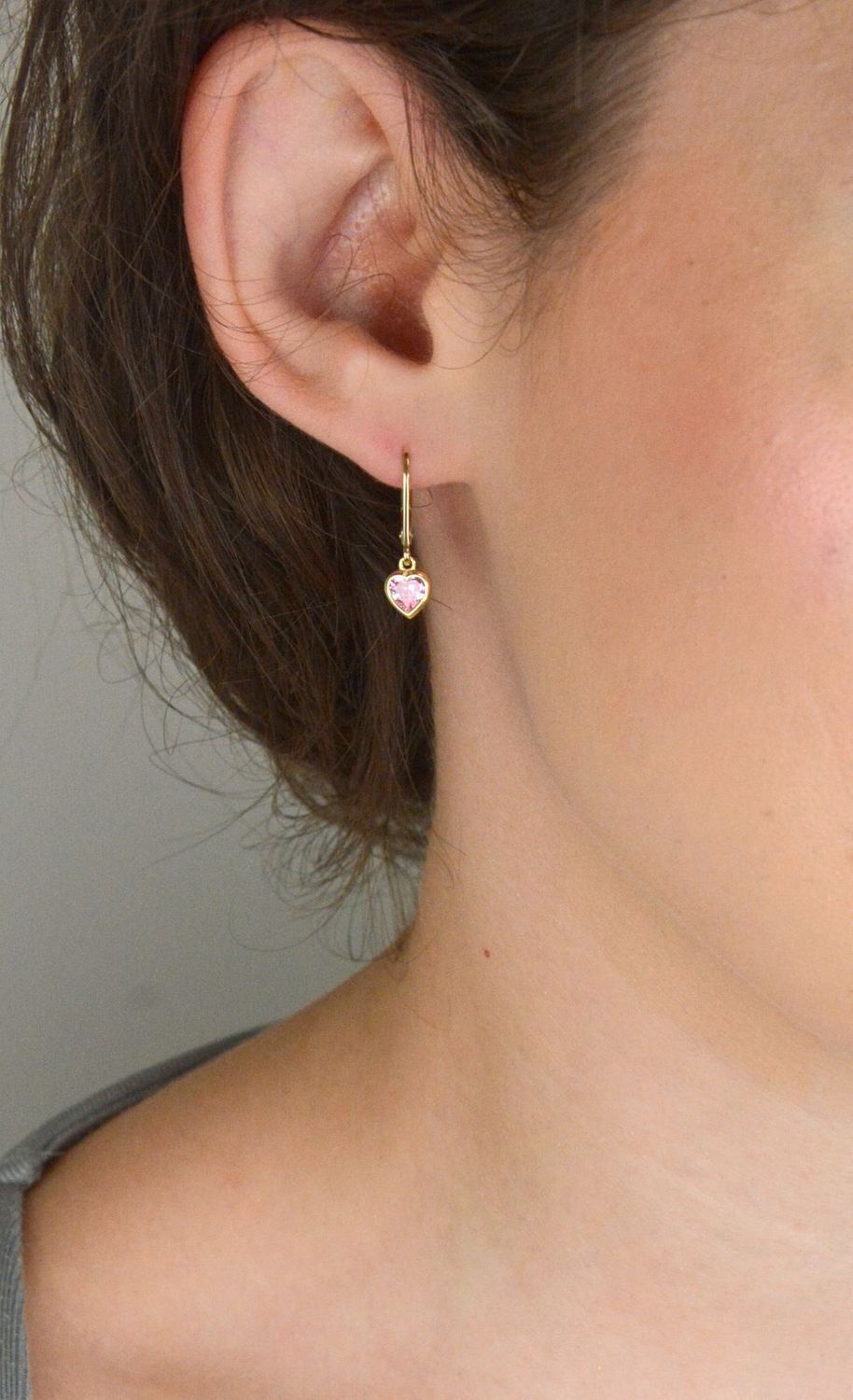 Urocze kolczyki dziecięce z różową cyrkonią w kształcie serduszek. Złoto próby 585, długość 2 cm, zapięcie bigiel angielski. Idealne na prezent dla dziewczynki.1.jpg