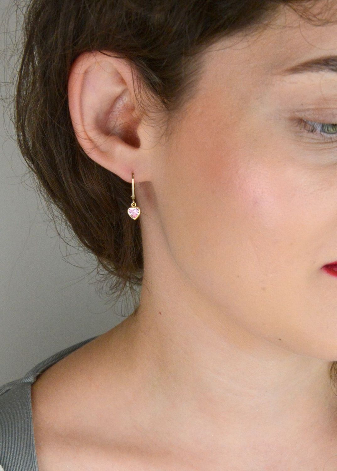 Urocze kolczyki dziecięce z różową cyrkonią w kształcie serduszek. Złoto próby 585, długość 2 cm, zapięcie bigiel angielski. Idealne na prezent dla dziewczynki.1.jpg