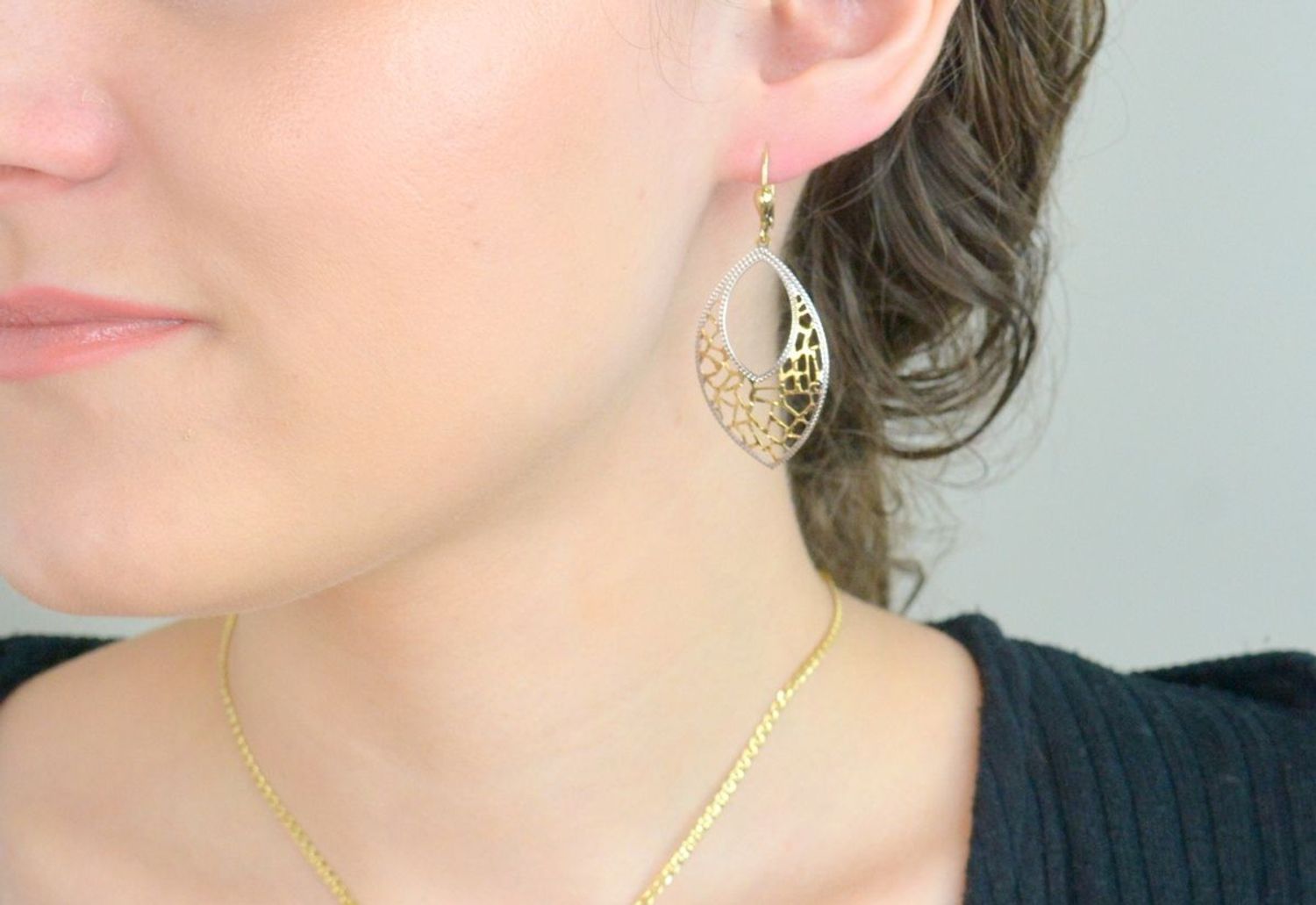 Kolczyki złote wiszące ażur pr 585, DIA-KLC-1360-333 Złote kolczyki wiszące wykonane z najwyższej jakości żółtego złota, próba 585, ozdobione ażurem. Kolczyki w modowym stylu, wpisujące się w obecne trendy modowe. 1.jpg