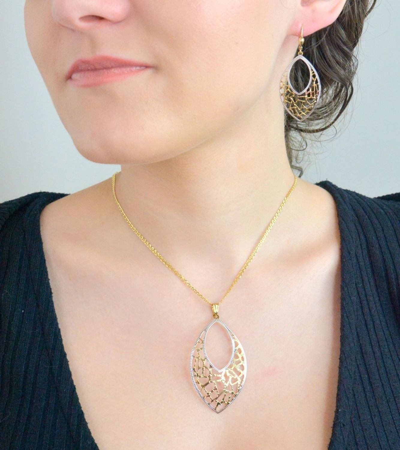 Kolczyki złote wiszące ażur pr 585, DIA-KLC-1360-333 Złote kolczyki wiszące wykonane z najwyższej jakości żółtego złota, próba 585, ozdobione ażurem. Kolczyki w modowym stylu, wpisujące się w obecne trendy modowe. 1.jpg