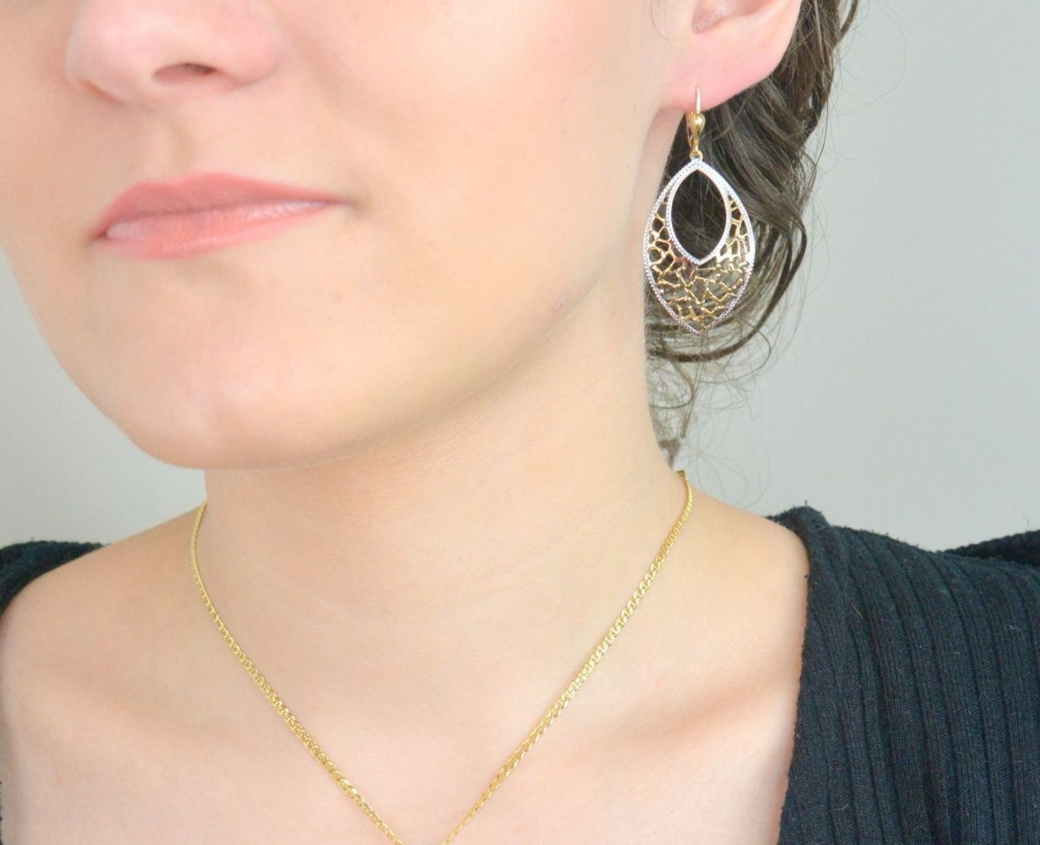 Kolczyki złote wiszące ażur pr 585, DIA-KLC-1360-333 Złote kolczyki wiszące wykonane z najwyższej jakości żółtego złota, próba 585, ozdobione ażurem. Kolczyki w modowym stylu, wpisujące się w obecne trendy modowe. 1.jpg