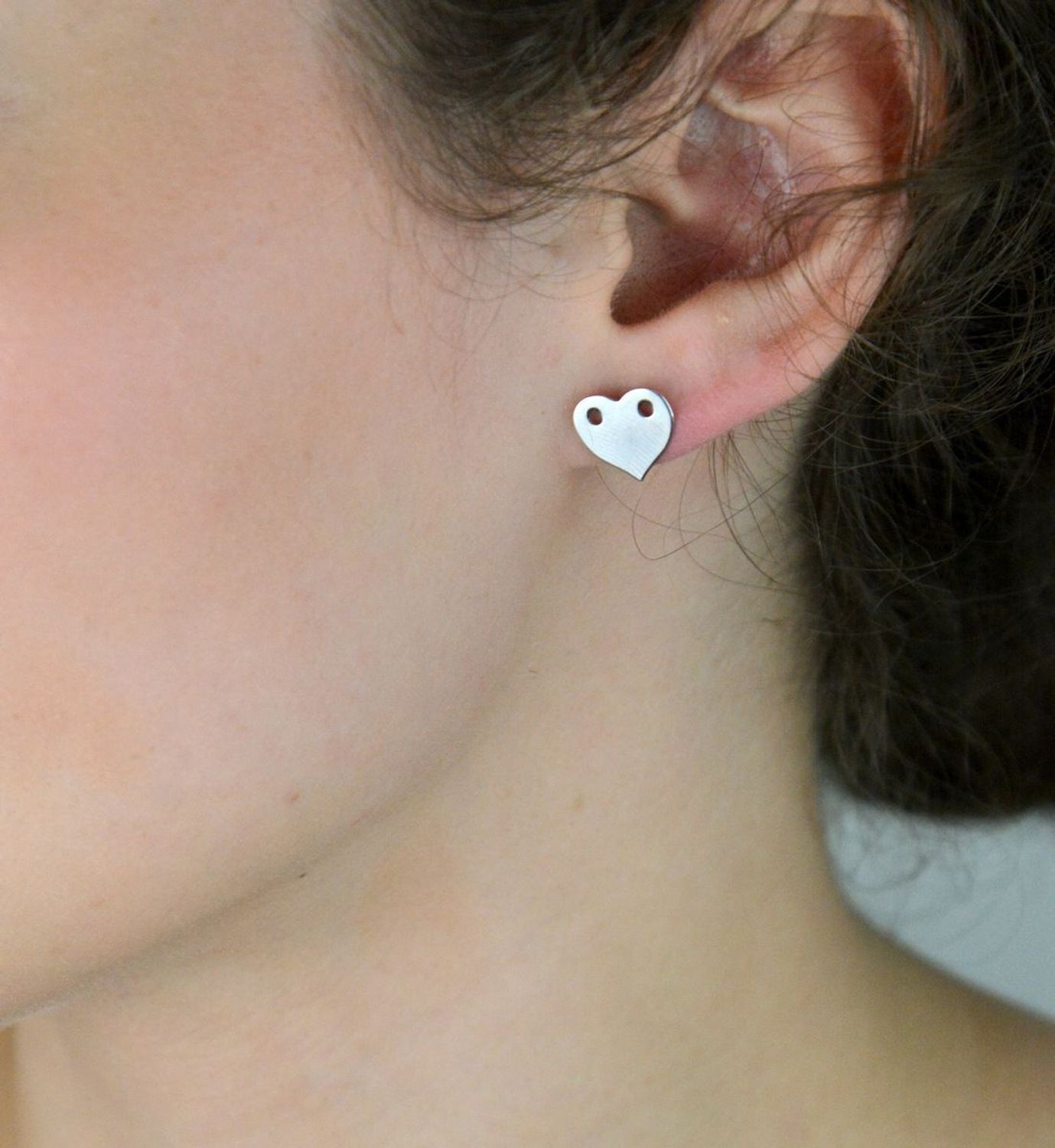 Romantyczne kolczyki damskie ze srebra 925 w kształcie płaskich serc – model DIA-KLC-13604-925. Zapięcie na sztyft, wielkość 1,1 cm, waga 1,15 g. Idealne na prezent i na co dzień!1.jpg