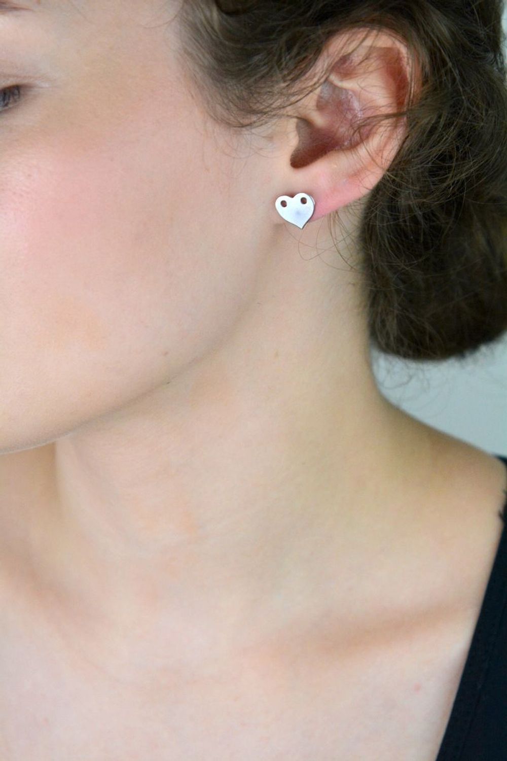 Romantyczne kolczyki damskie ze srebra 925 w kształcie płaskich serc – model DIA-KLC-13604-925. Zapięcie na sztyft, wielkość 1,1 cm, waga 1,15 g. Idealne na prezent i na co dzień!1.jpg