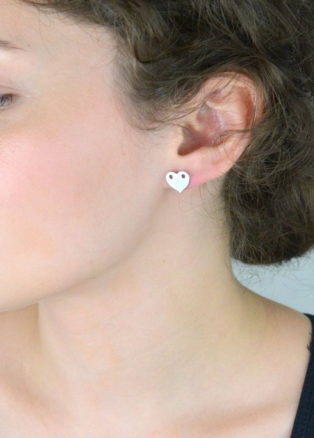 Romantyczne kolczyki damskie ze srebra 925 w kształcie płaskich serc – model DIA-KLC-13604-925. Zapięcie na sztyft, wielkość 1,1 cm, waga 1,15 g. Idealne na prezent i na co dzień!1.jpg