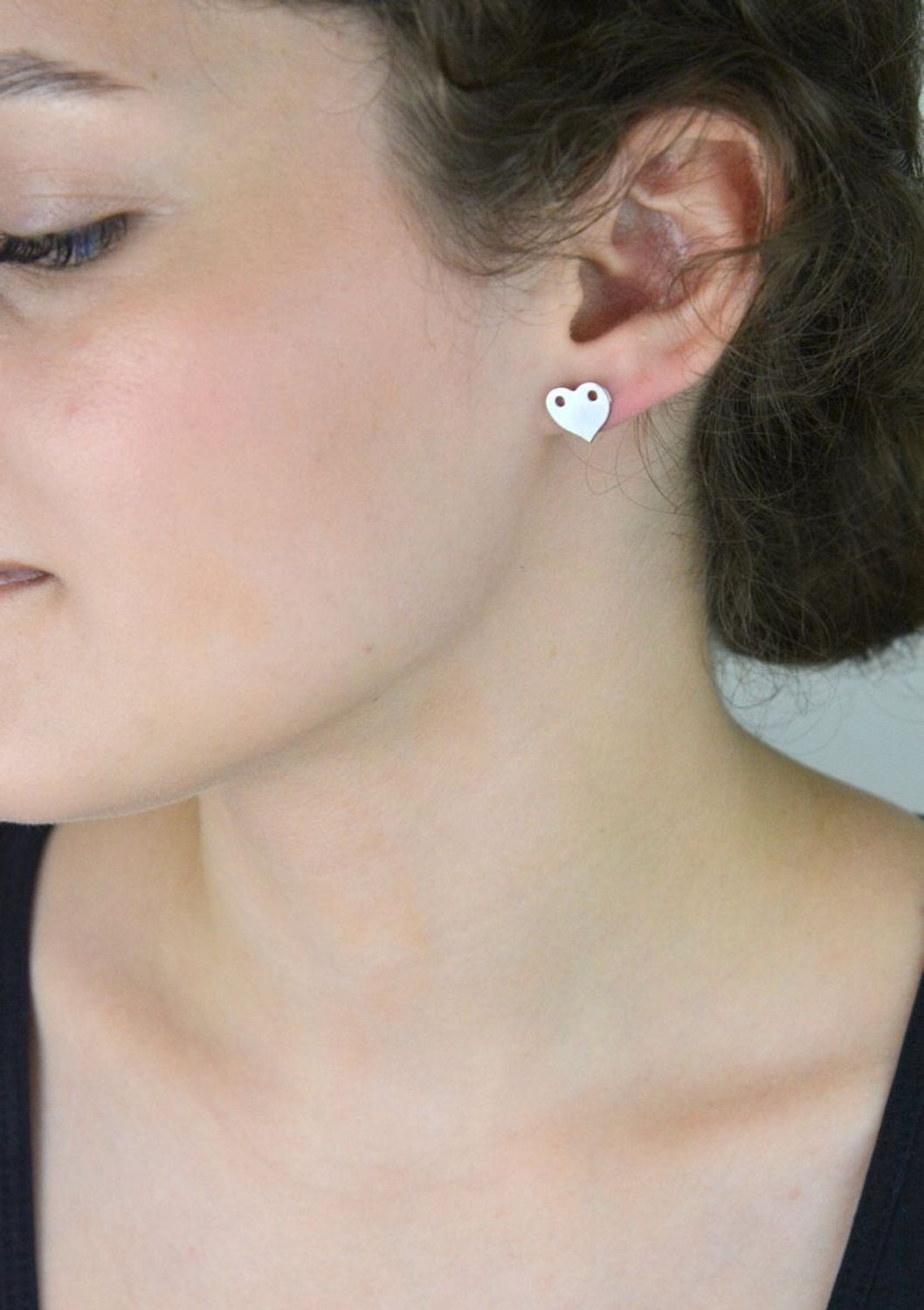 Romantyczne kolczyki damskie ze srebra 925 w kształcie płaskich serc – model DIA-KLC-13604-925. Zapięcie na sztyft, wielkość 1,1 cm, waga 1,15 g. Idealne na prezent i na co dzień!1.jpg