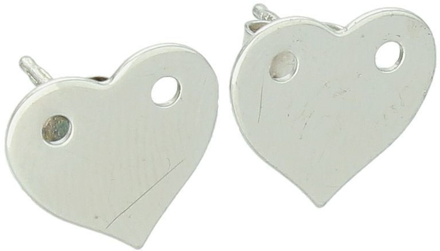 Romantyczne kolczyki damskie ze srebra 925 w kształcie płaskich serc – model DIA-KLC-13604-925. Zapięcie na sztyft, wielkość 1,1 cm, waga 1,15 g. Idealne na prezent i na co dzień!1.jpg